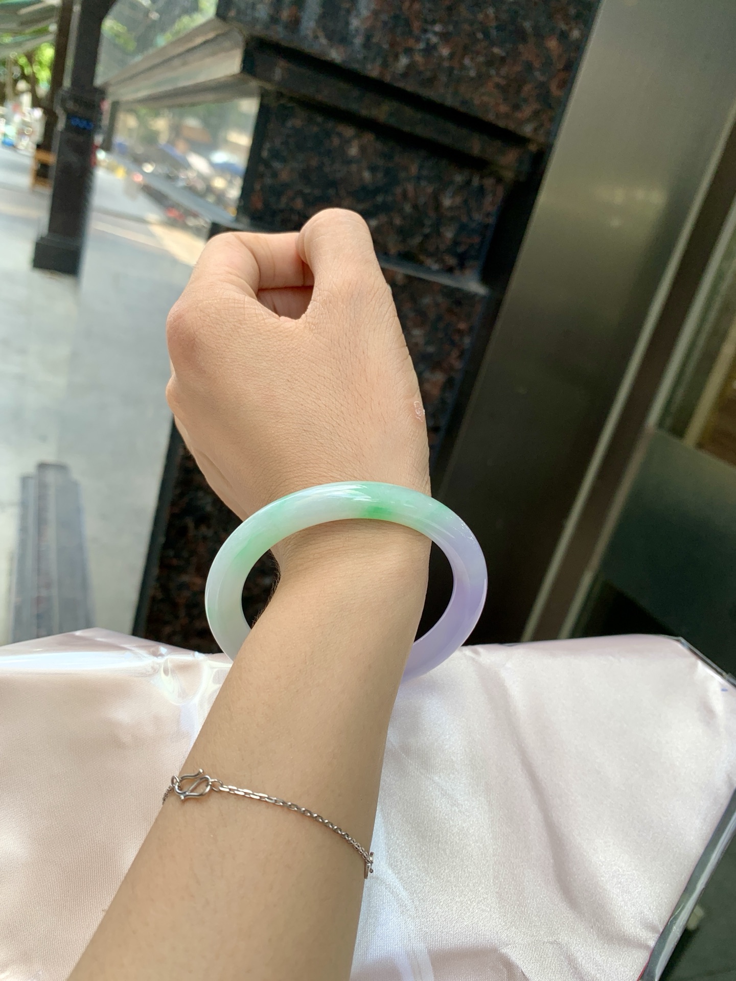 阳绿春彩美人条 54-8.4-7.7 0621-65-13763 打灯细纹，烟雨入春俏，彩祥出云端，阳绿碰上梦幻的春，半山半水特色春彩，像是融化了春天，所有美好交织在一起，上手贵气显眼。