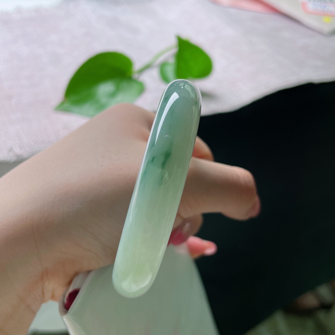 52.1/11.6/7.6，淡绿底正圈，一抹飘花点缀，水头好，种老，沉稳内敛，无裂，ss54221a