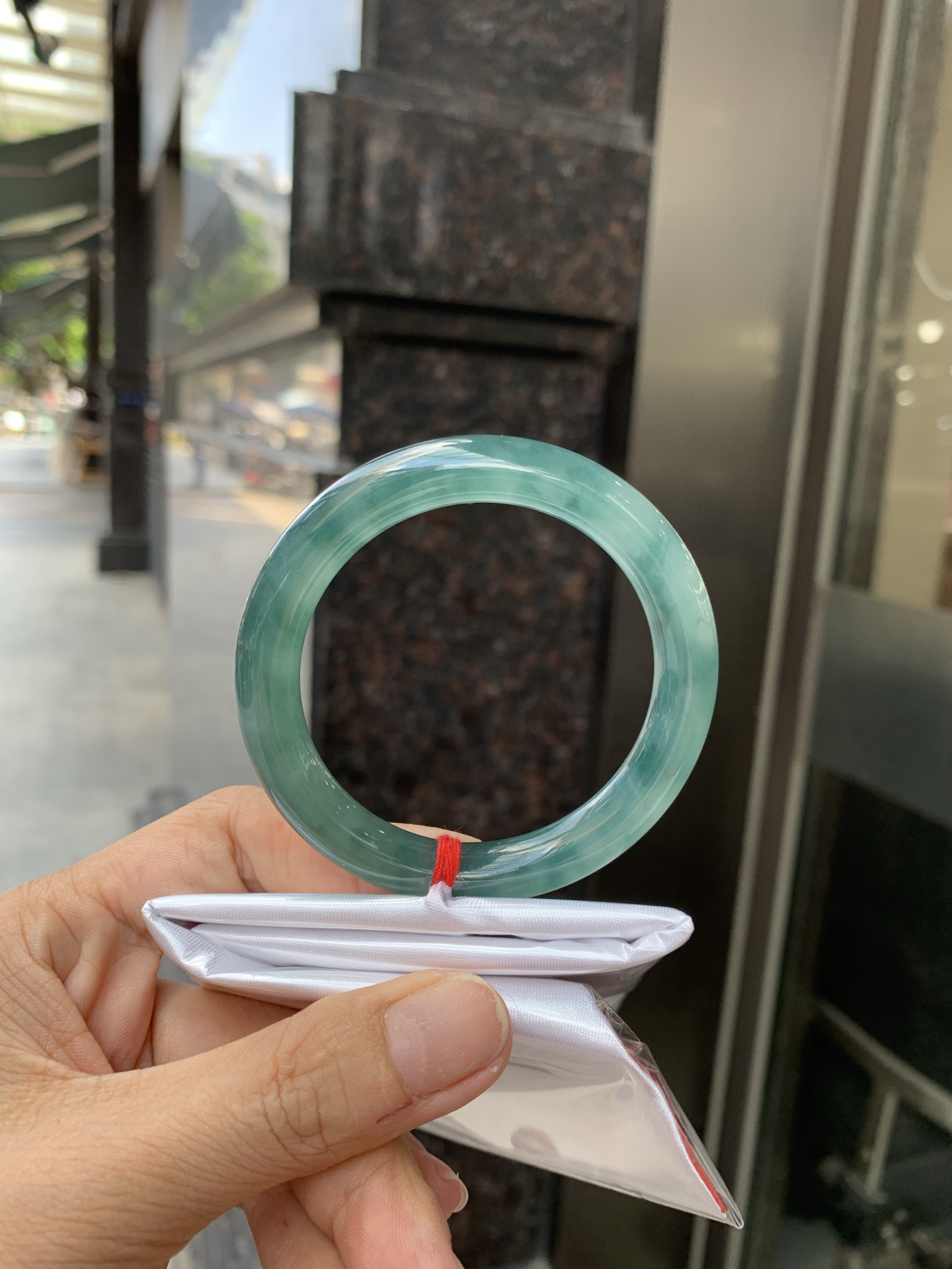 墨兰冰飘花圆条 50.6-8.5-8.8 0621-65-14263 打灯细纹，底妆胶润细腻，冰底中开出了朵朵蓝花，飘花灵动飘逸，勾勒出一幅唯美诗意的山水意境画，古典优雅又秀气