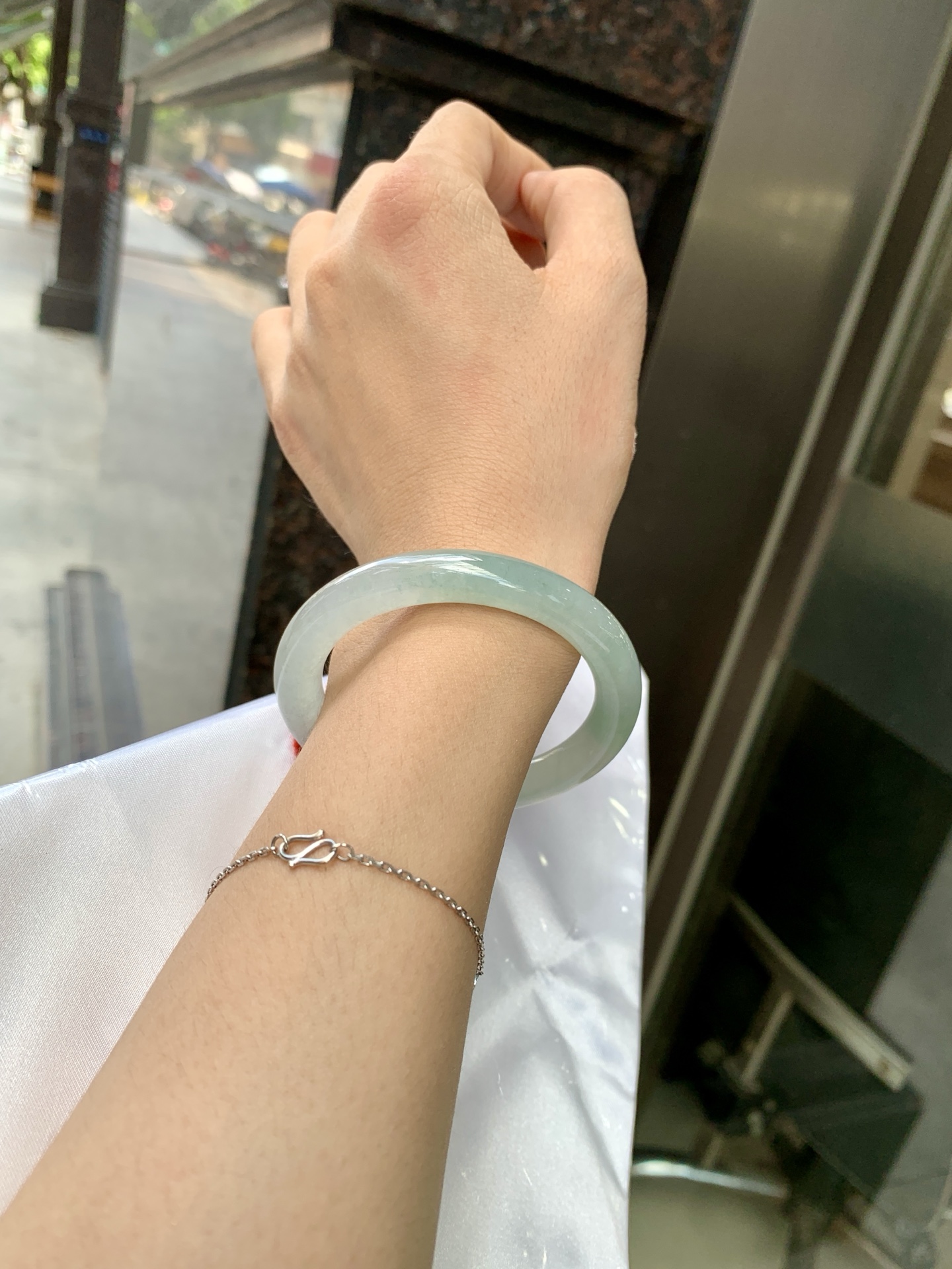 淡晴美人条 51.2-8.3-8.8 0621-65-14131 打灯长纹，底妆胶润，清爽耐看的均匀晴底，夏季美好的冰凉感，时而晴而晴蓝，随光线变化如梦如幻。