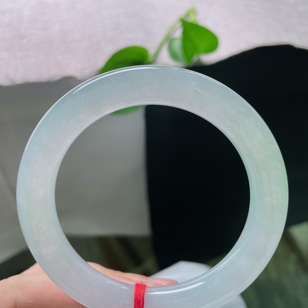 56.7/10.1，冰晴圆条，种老，冰清玉洁，自带柔光，衬得人温婉有气质。无裂，ss49487a