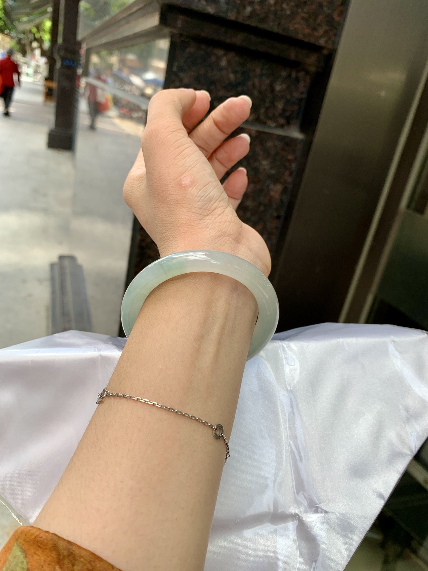 淡晴美人条 51.2-8.3-8.8 0621-65-14131 打灯长纹，底妆胶润，清爽耐看的均匀晴底，夏季美好的冰凉感，时而晴而晴蓝，随光线变化如梦如幻。