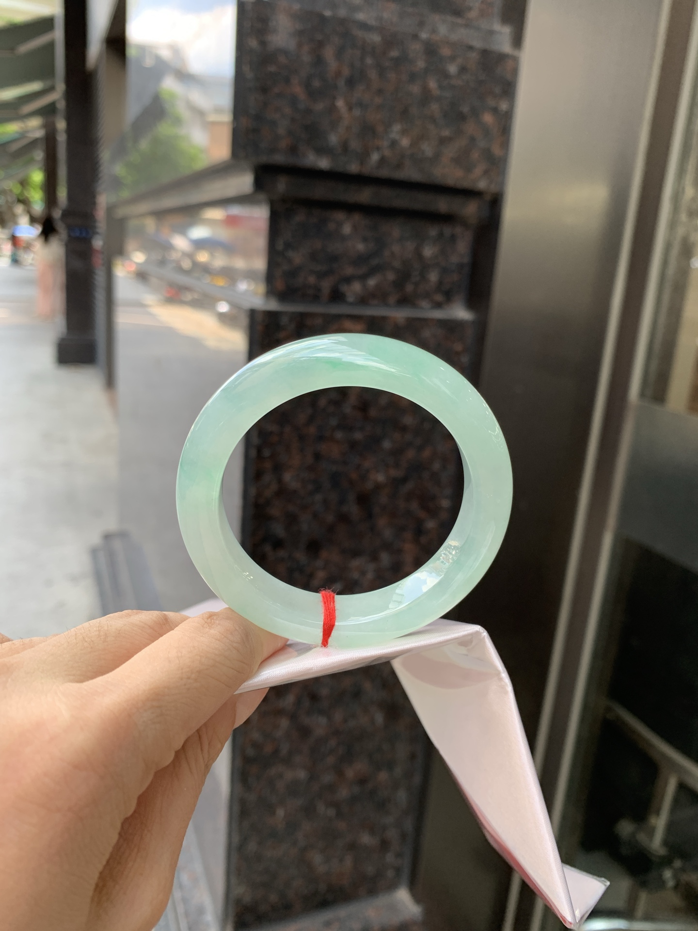 冰晴飘绿正圈 53.9-9.1-11.7 0621-65-13164 打灯细纹，底妆水润细腻，满圈晴绿底色飘金丝绿花，鲜艳得像新冒头的嫩芽，灵动清新，即柔和又充满生机