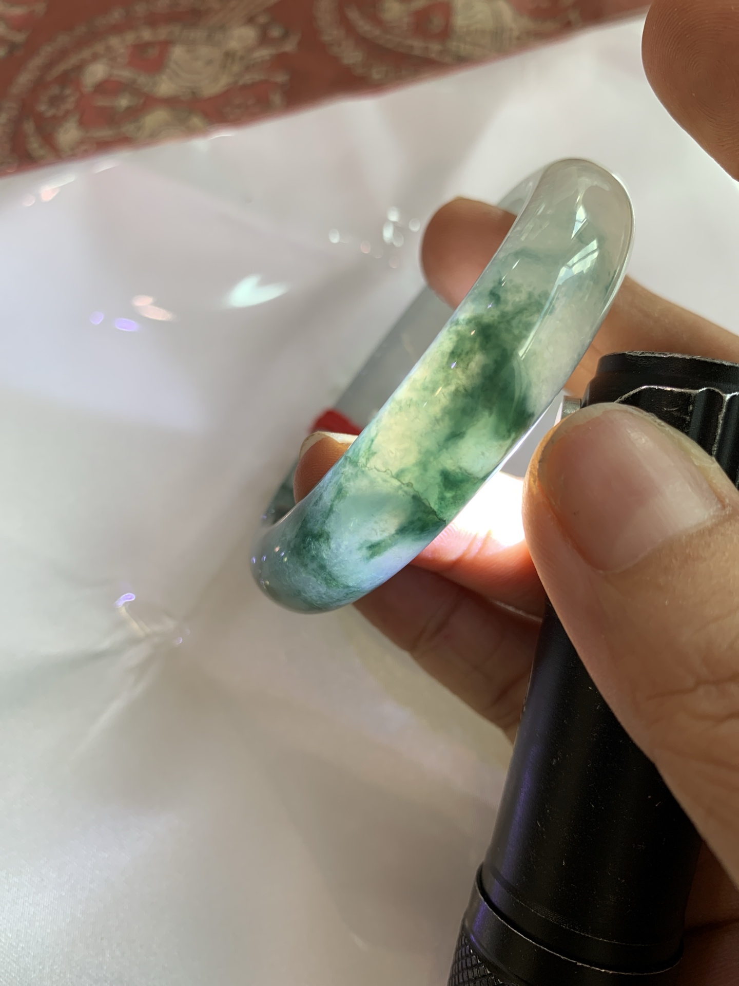 冰飘花正圈 51.5-7.5-12.3 0621-65-13631 打灯断纹，底妆水润细腻，冰底中开出了朵朵兰花，飘花灵动飘逸，勾勒出一幅唯美诗意的山水意境画，古典优雅又秀气
