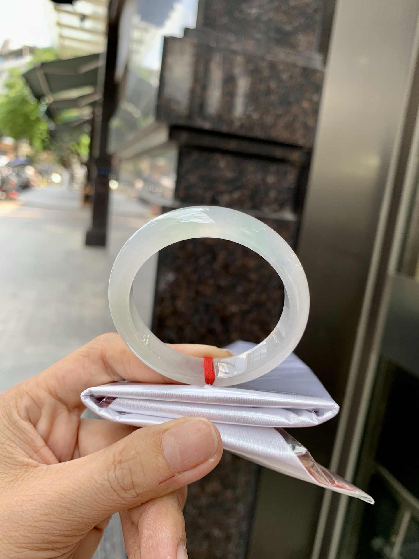 冰飘绿贵妃 50-44.5-6.2-9.6 0621-65-13947 打灯棉线，底妆冰润，几抹绿花点缀，简约却充满灵气，清新如芽，宛若自然的画卷凝结于腕间，静中带动，韵味悠长。