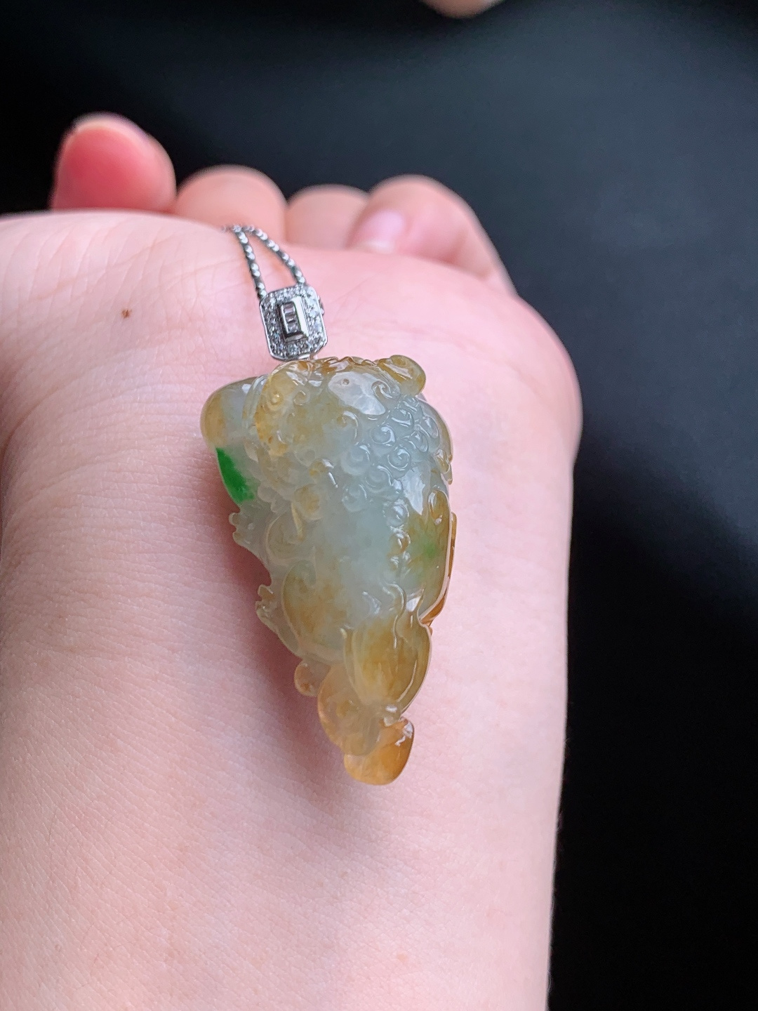 黄加绿貔貅吊坠，三彩俏色层次丰富，雕工立体招财纳福 自然光拍摄 680617
