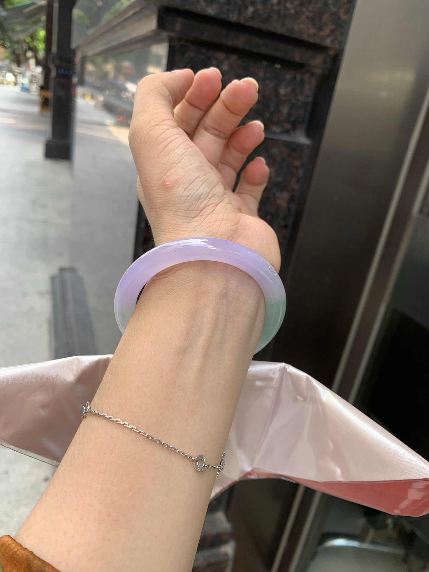 阳绿春彩美人条 54-8.4-7.7 0621-65-13763 打灯细纹，烟雨入春俏，彩祥出云端，阳绿碰上梦幻的春，半山半水特色春彩，像是融化了春天，所有美好交织在一起，上手贵气显眼。