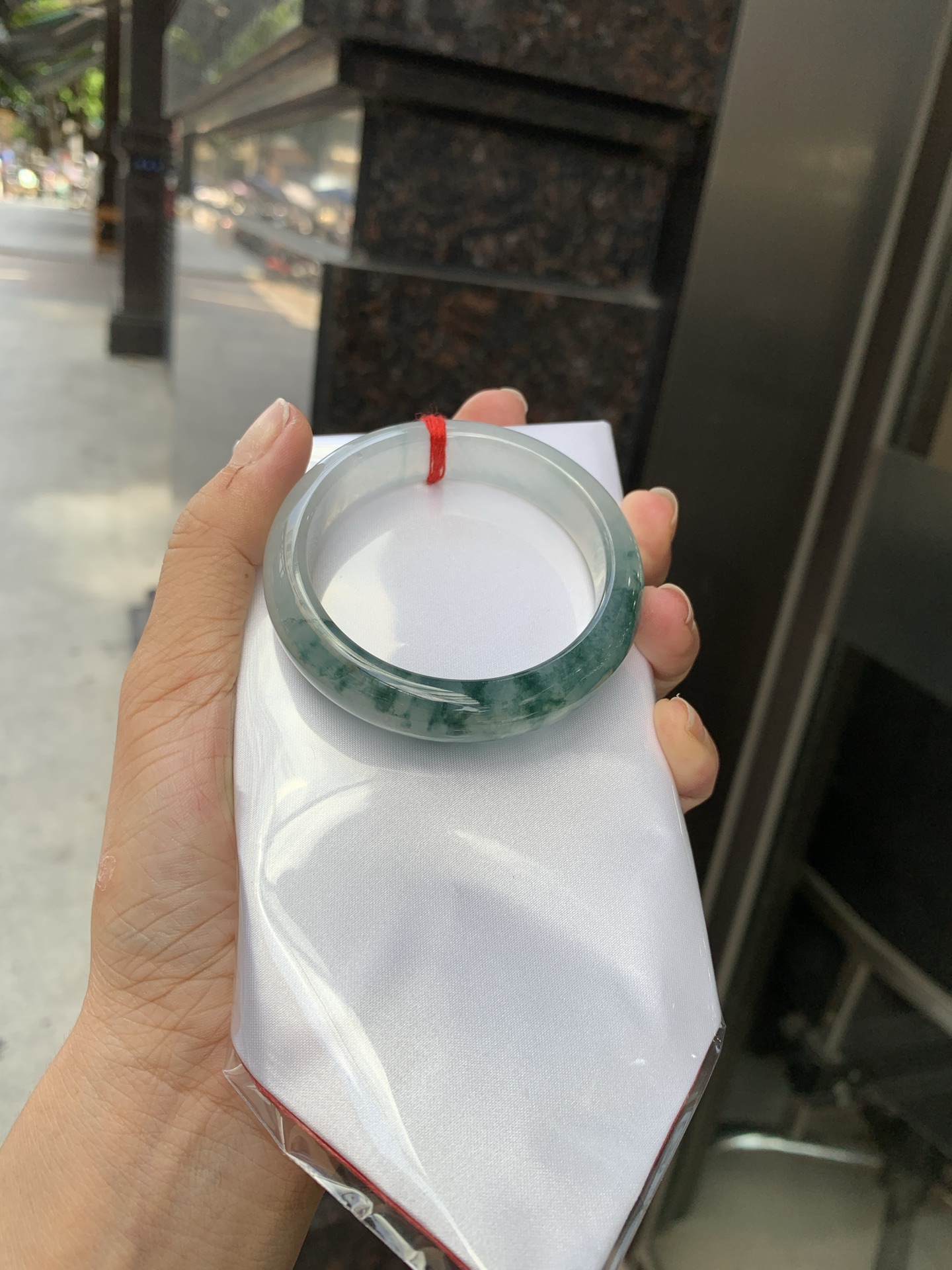 冰飘花正圈 51.5-7.5-12.3 0621-65-13631 打灯断纹，底妆水润细腻，冰底中开出了朵朵兰花，飘花灵动飘逸，勾勒出一幅唯美诗意的山水意境画，古典优雅又秀气