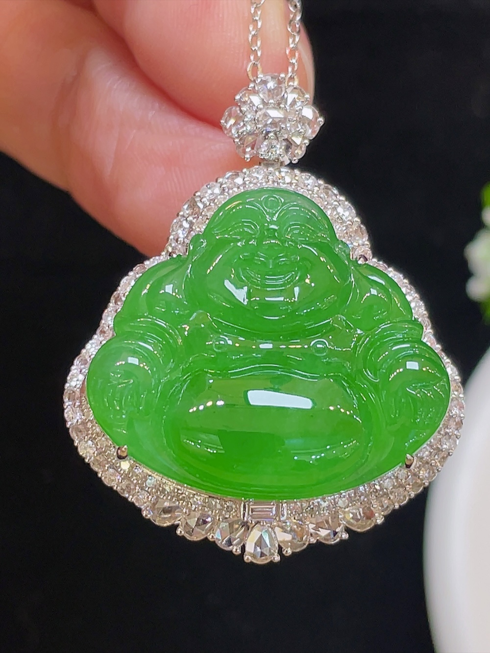 大件饱满，通透水润，玉质细腻，翠色鲜艳，18k金奢华钻石镶嵌，24.6-21.4-5.4