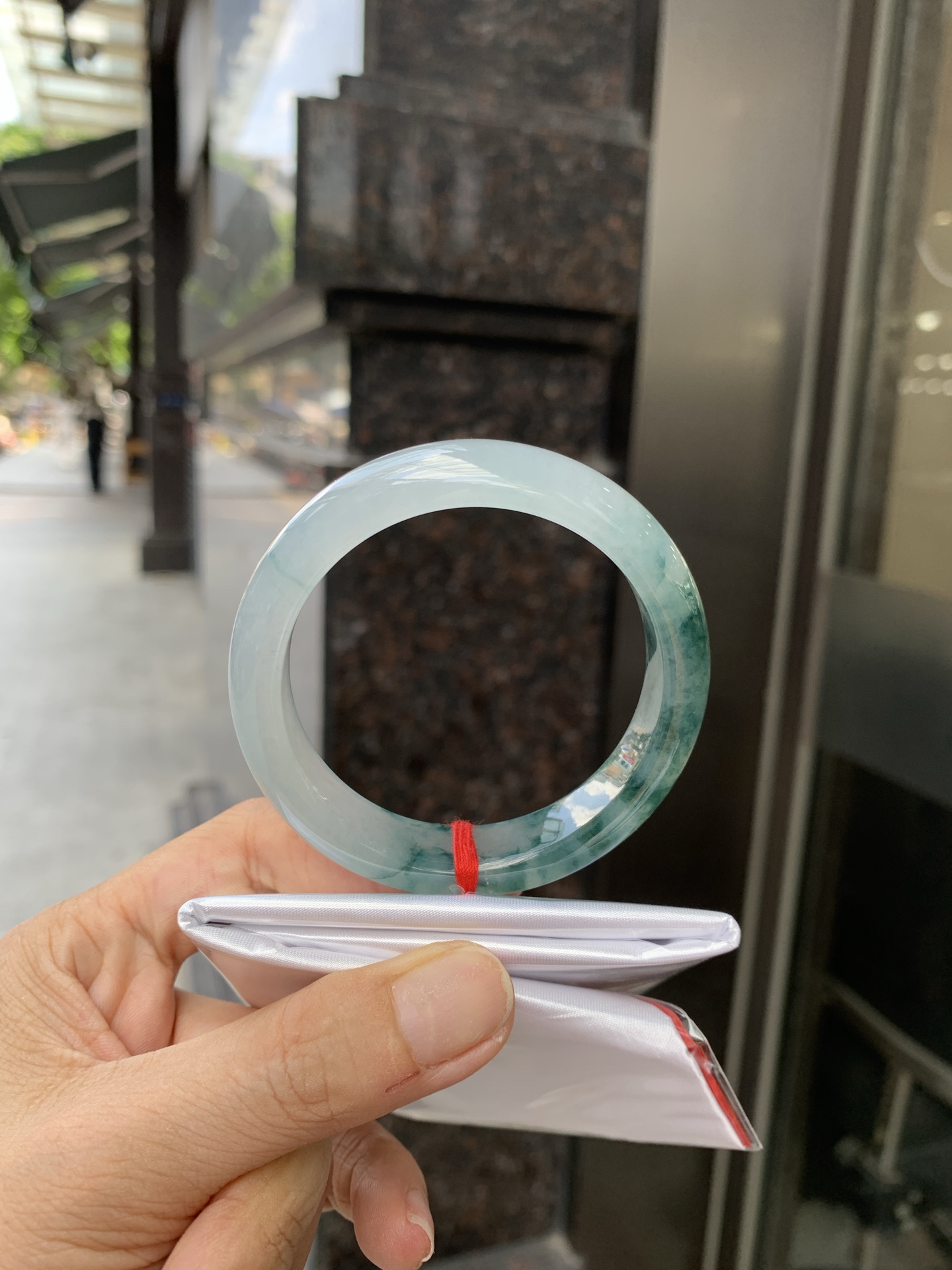 冰飘花正圈 51.5-7.5-12.3 0621-65-13631 打灯断纹，底妆水润细腻，冰底中开出了朵朵兰花，飘花灵动飘逸，勾勒出一幅唯美诗意的山水意境画，古典优雅又秀气