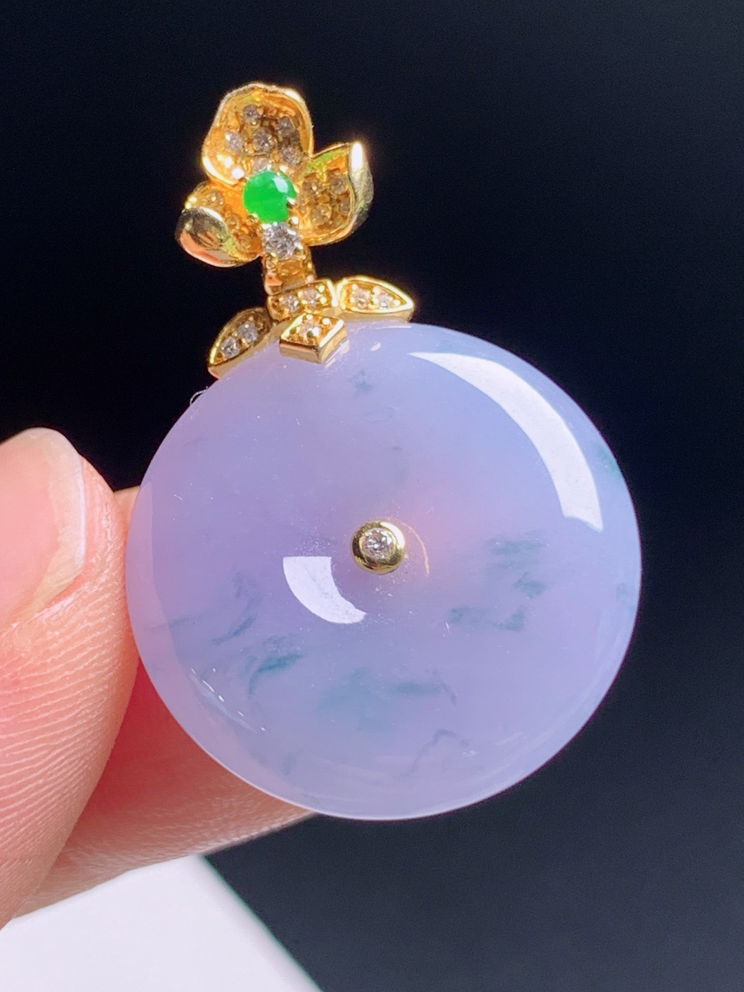 冰紫飘花平安扣吊坠，柔紫底色伴灵动蓝花，18K金钻精工镶嵌，温柔显贵