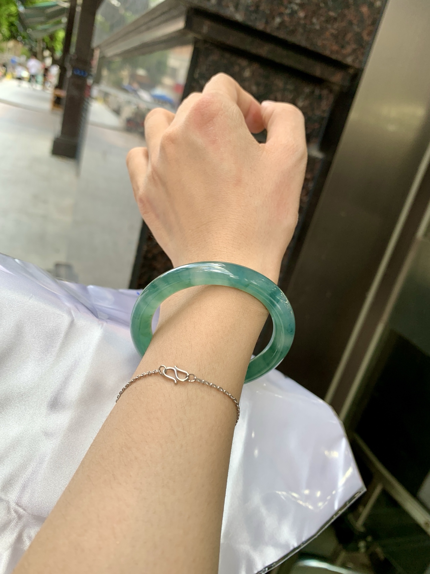 墨兰冰飘花圆条 50.6-8.5-8.8 0621-65-14263 打灯细纹，底妆胶润细腻，冰底中开出了朵朵蓝花，飘花灵动飘逸，勾勒出一幅唯美诗意的山水意境画，古典优雅又秀气