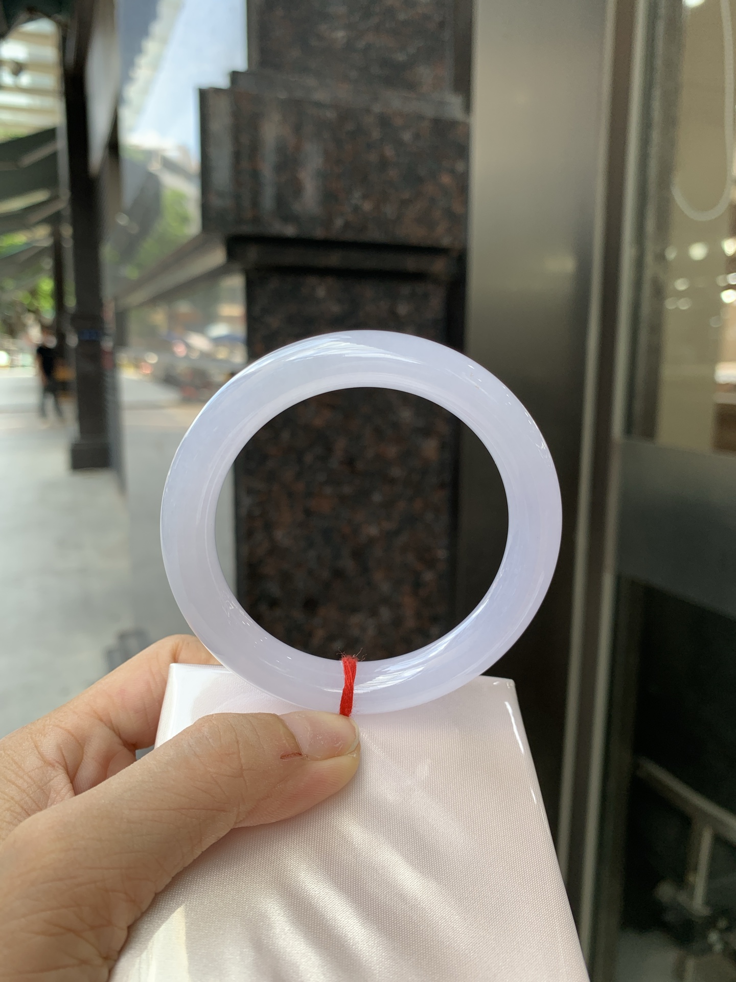冰粉紫圆条 0621-66-02756 底妆冰润，淡淡粉紫，清透飘渺如雾般连绵，水光流转的美貌紫镯绝妙冰透，醉卧水云间，氤氲诗意的美跃然于手腕之间