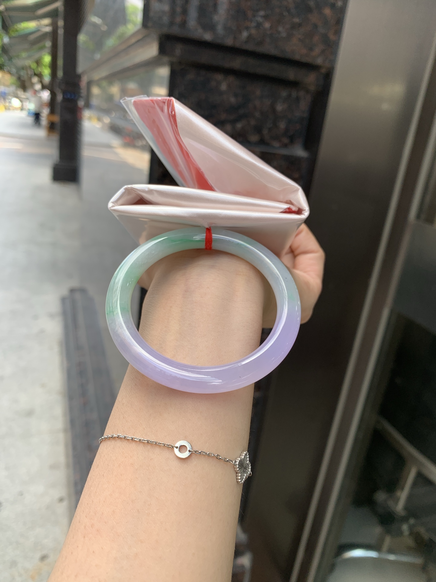 阳绿春彩美人条 54-8.4-7.7 0621-65-13763 打灯细纹，烟雨入春俏，彩祥出云端，阳绿碰上梦幻的春，半山半水特色春彩，像是融化了春天，所有美好交织在一起，上手贵气显眼。