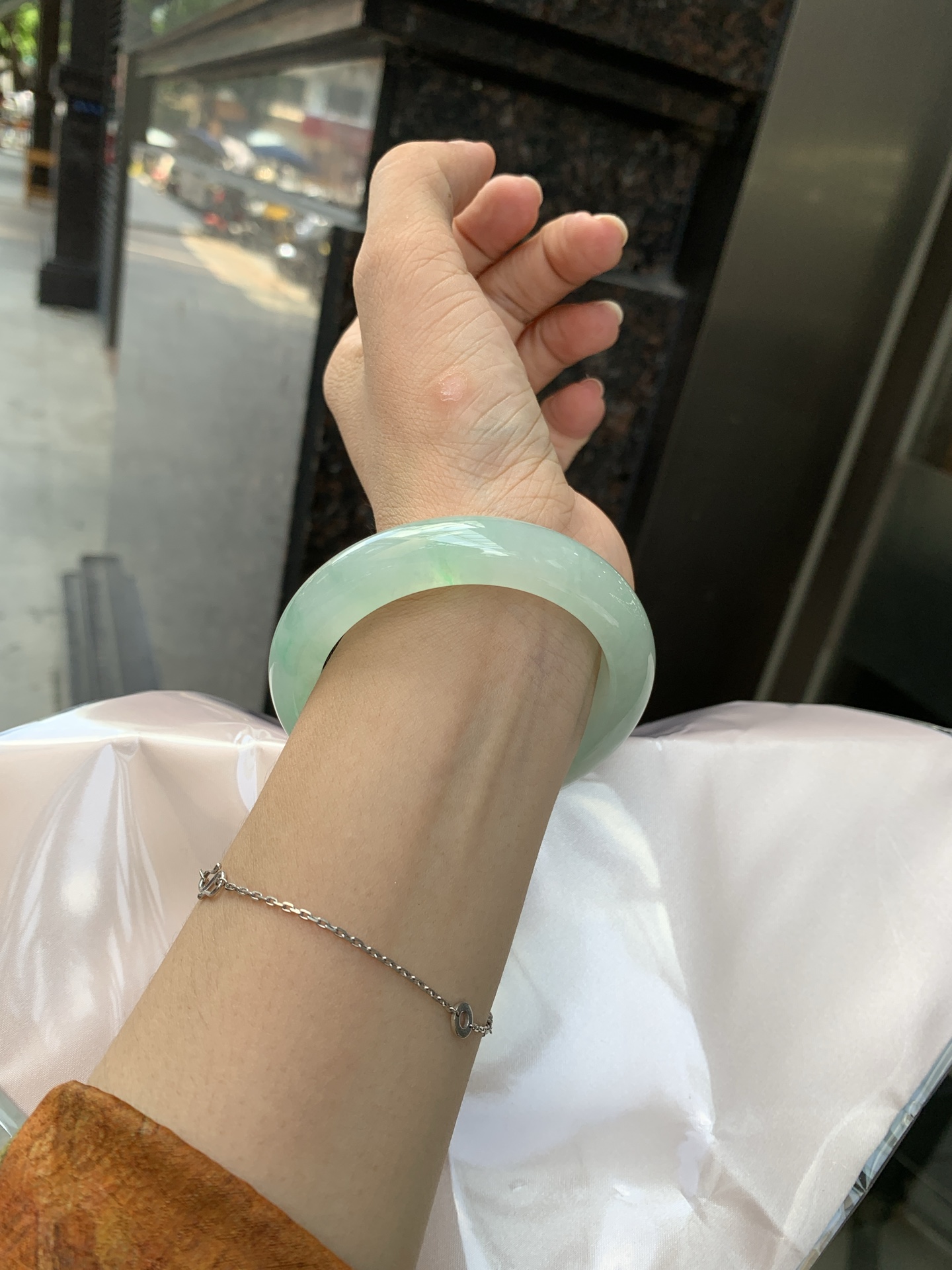 冰晴飘绿正圈 53.9-9.1-11.7 0621-65-13164 打灯细纹，底妆水润细腻，满圈晴绿底色飘金丝绿花，鲜艳得像新冒头的嫩芽，灵动清新，即柔和又充满生机