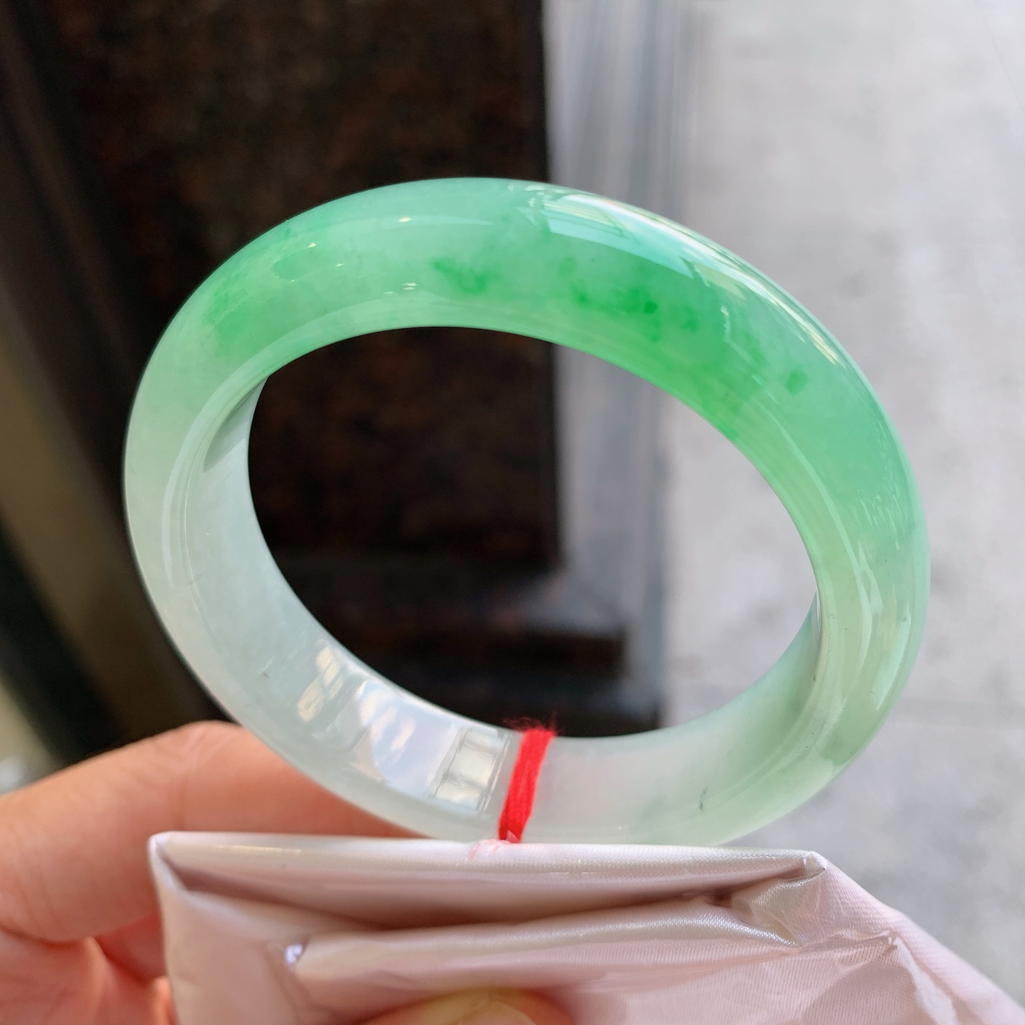 正圈冰飘绿 微杂质 尺寸：52.2/13.6/8.3 种色俱佳