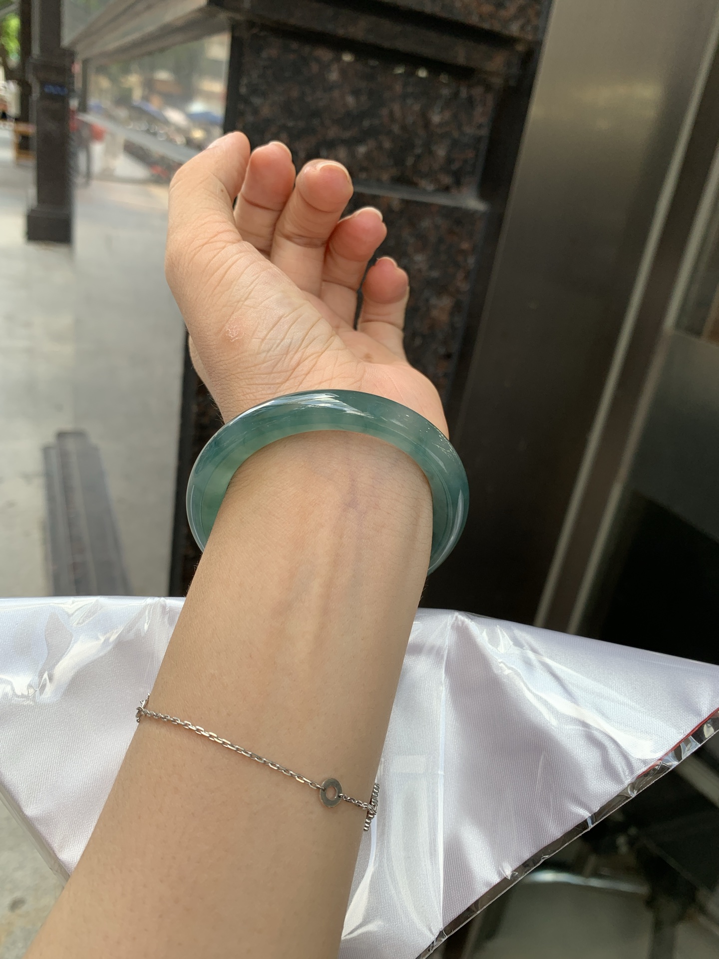 墨兰冰飘花圆条 50.6-8.5-8.8 0621-65-14263 打灯细纹，底妆胶润细腻，冰底中开出了朵朵蓝花，飘花灵动飘逸，勾勒出一幅唯美诗意的山水意境画，古典优雅又秀气