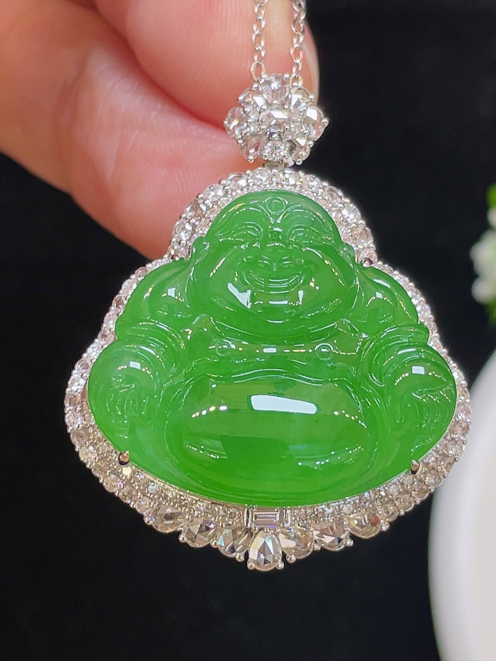大件饱满，通透水润，玉质细腻，翠色鲜艳，18k金奢华钻石镶嵌，24.6-21.4-5.4