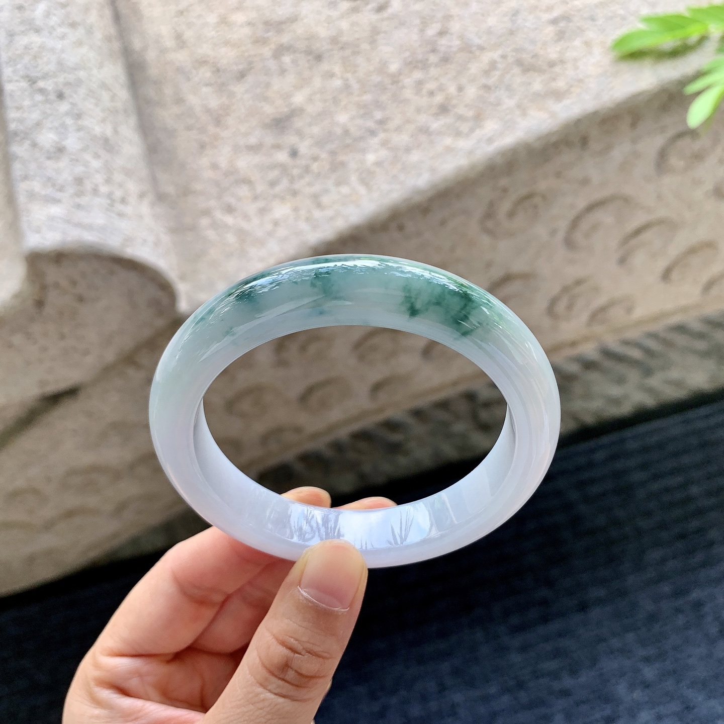 正圈57 57【圈口】57.6/12.3/8.7【编码】A1062218【描述】细糯飘花，水润，种老，细腻，打灯有絮线