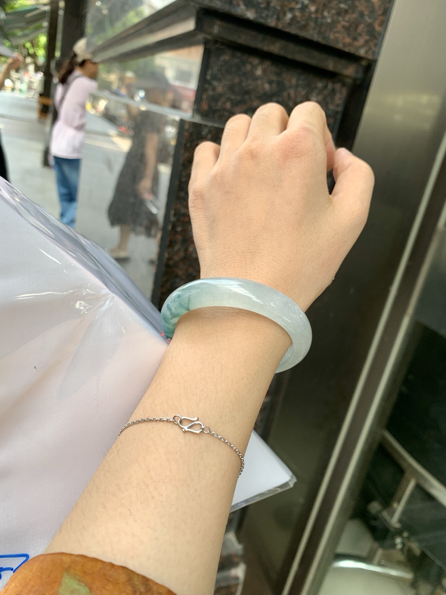 冰飘花正圈 51.5-7.5-12.3 0621-65-13631 打灯断纹，底妆水润细腻，冰底中开出了朵朵兰花，飘花灵动飘逸，勾勒出一幅唯美诗意的山水意境画，古典优雅又秀气