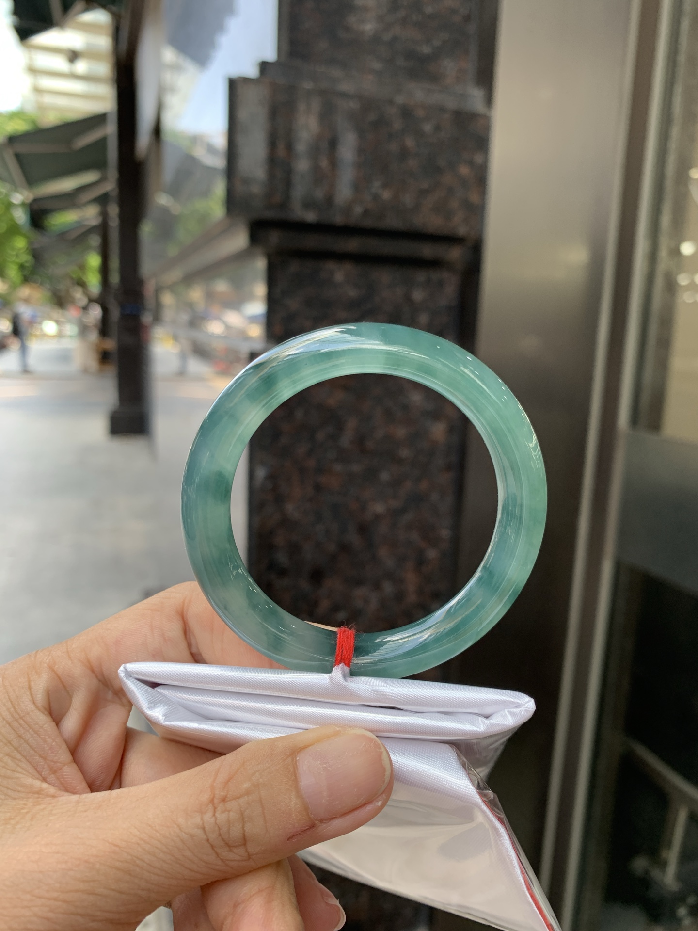 墨兰冰飘花圆条 50.6-8.5-8.8 0621-65-14263 打灯细纹，底妆胶润细腻，冰底中开出了朵朵蓝花，飘花灵动飘逸，勾勒出一幅唯美诗意的山水意境画，古典优雅又秀气
