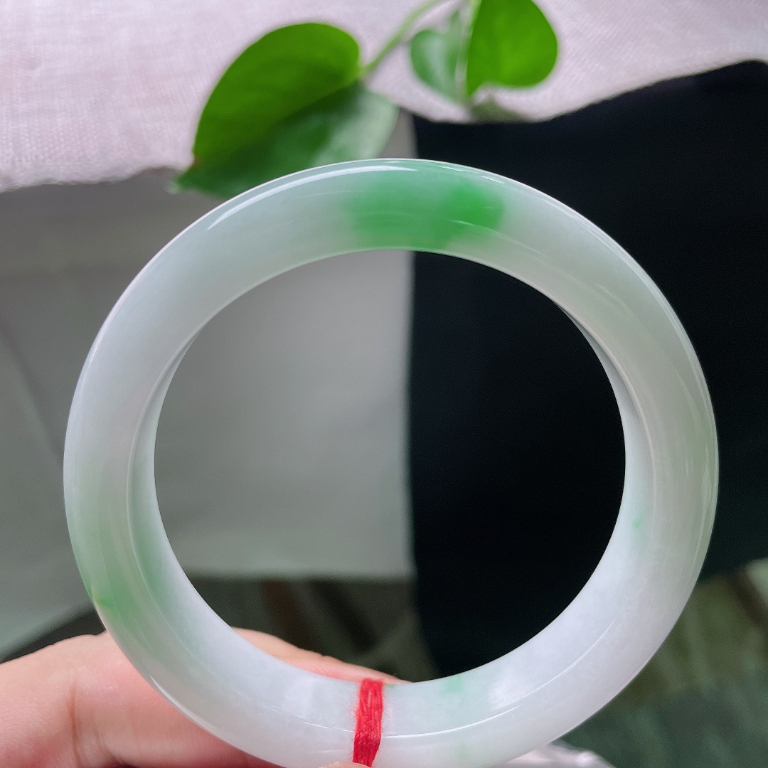 57.7/12.2/8.8，白底青正圈，一抹翠色鲜艳夺目，雍容华贵，肉细种老，无裂，ss53391a