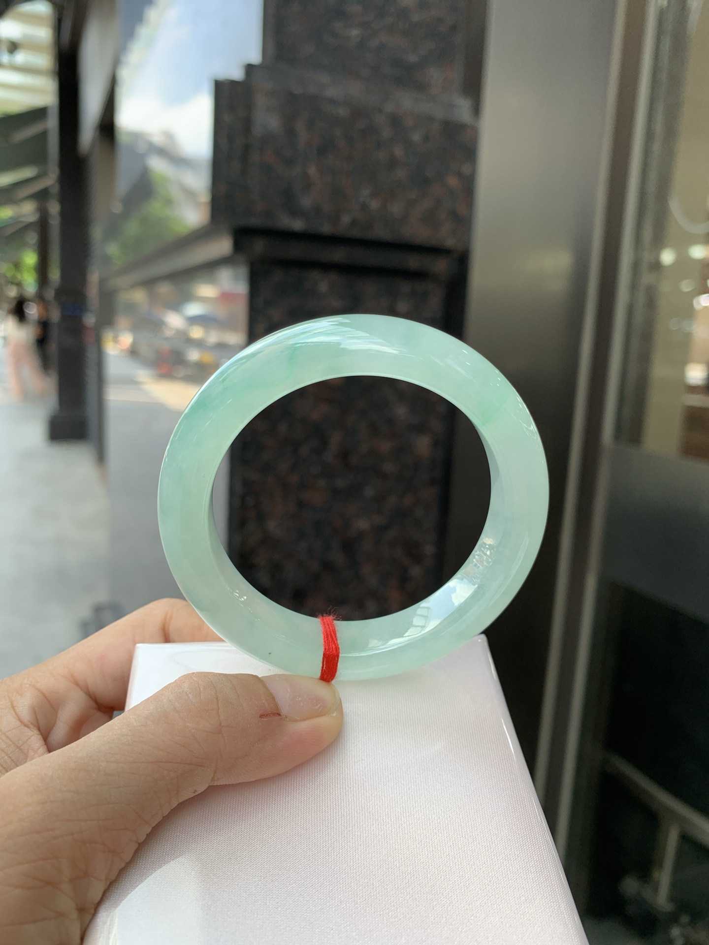 冰晴飘绿正圈 53.9-9.1-11.7 0621-65-13164 打灯细纹，底妆水润细腻，满圈晴绿底色飘金丝绿花，鲜艳得像新冒头的嫩芽，灵动清新，即柔和又充满生机