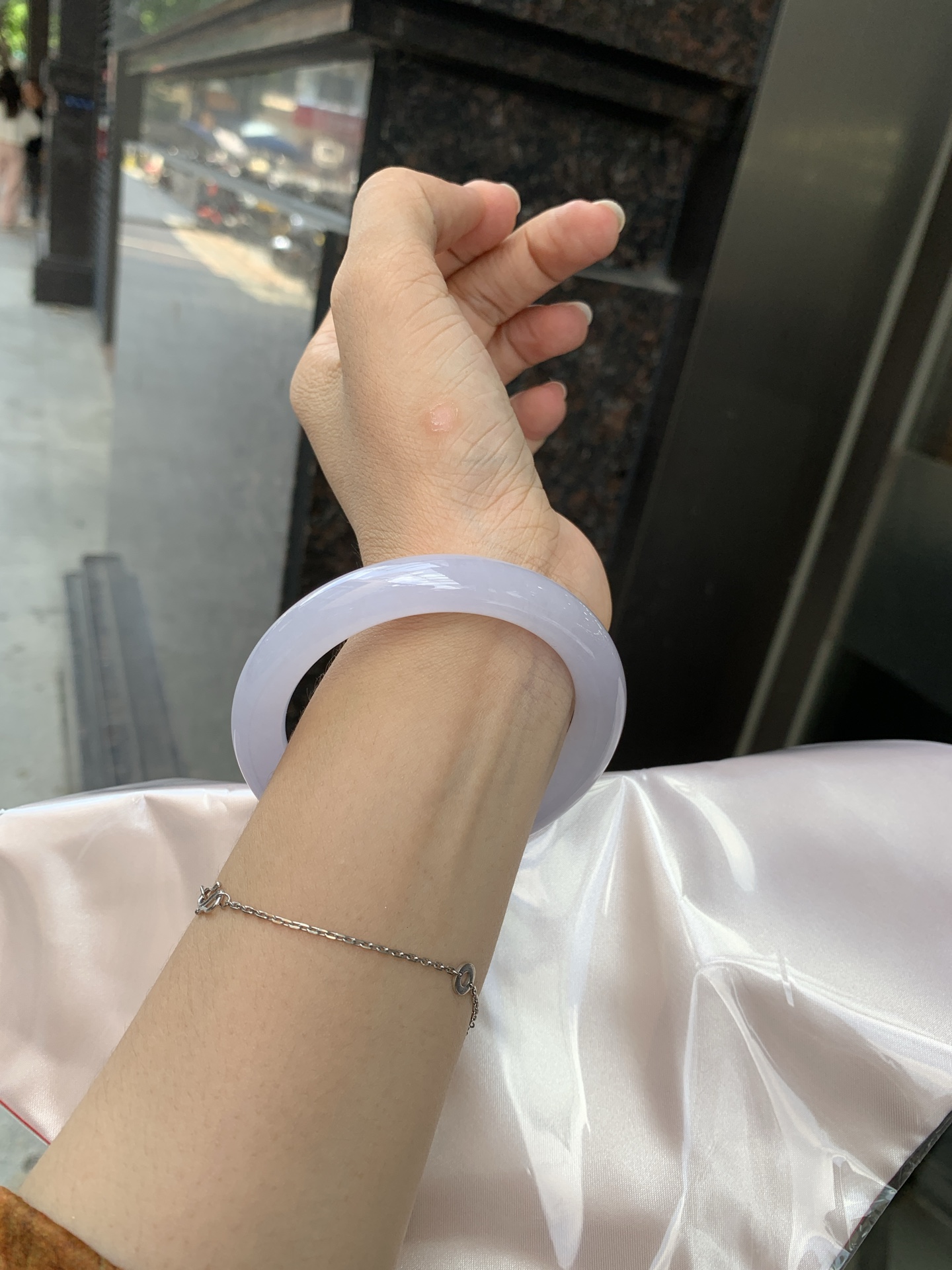 冰粉紫圆条 0621-66-02756 底妆冰润，淡淡粉紫，清透飘渺如雾般连绵，水光流转的美貌紫镯绝妙冰透，醉卧水云间，氤氲诗意的美跃然于手腕之间