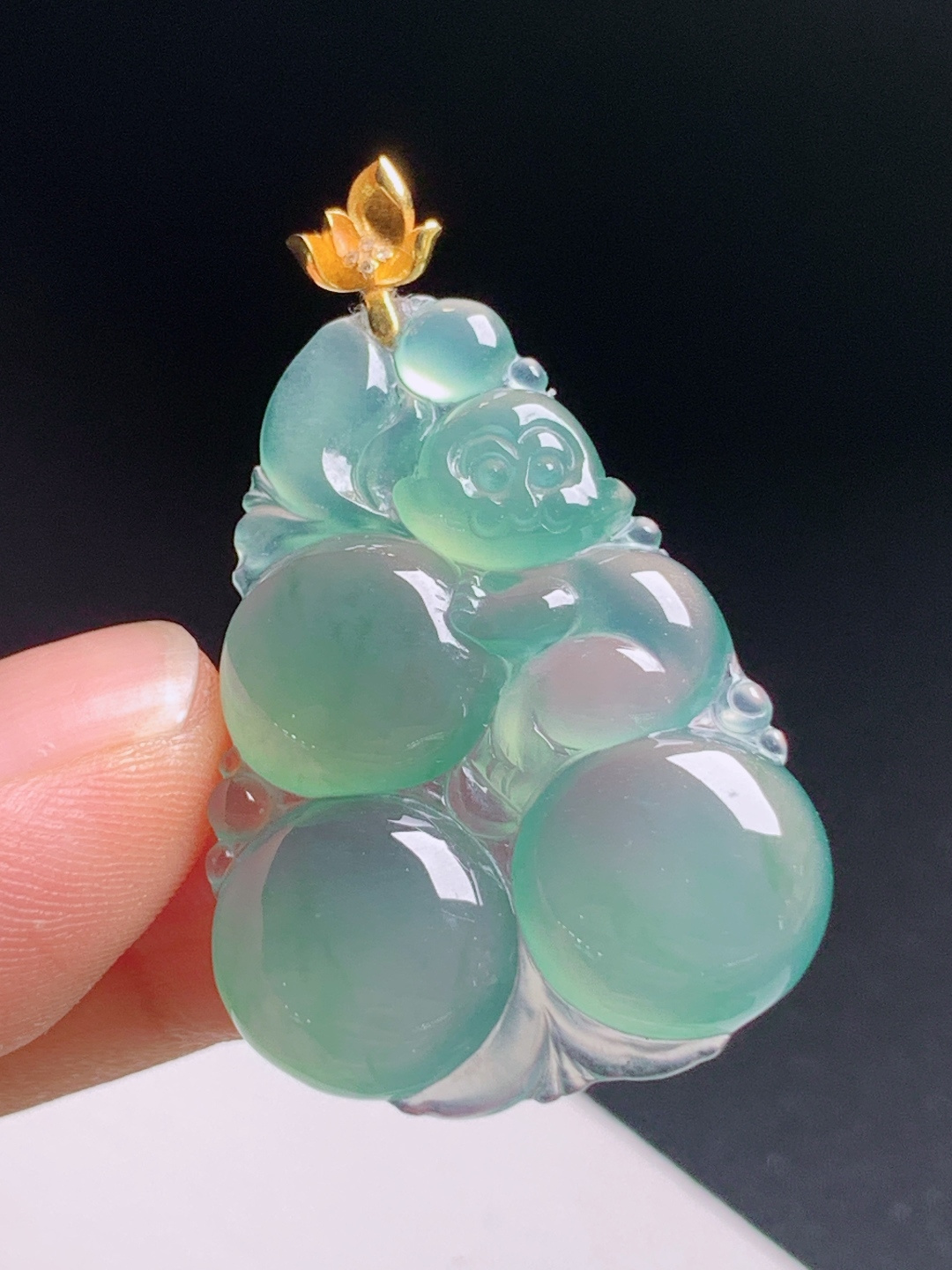 晴底灵猴献桃吊坠，胶感饱满水润起光，金莲花扣精致灵动
