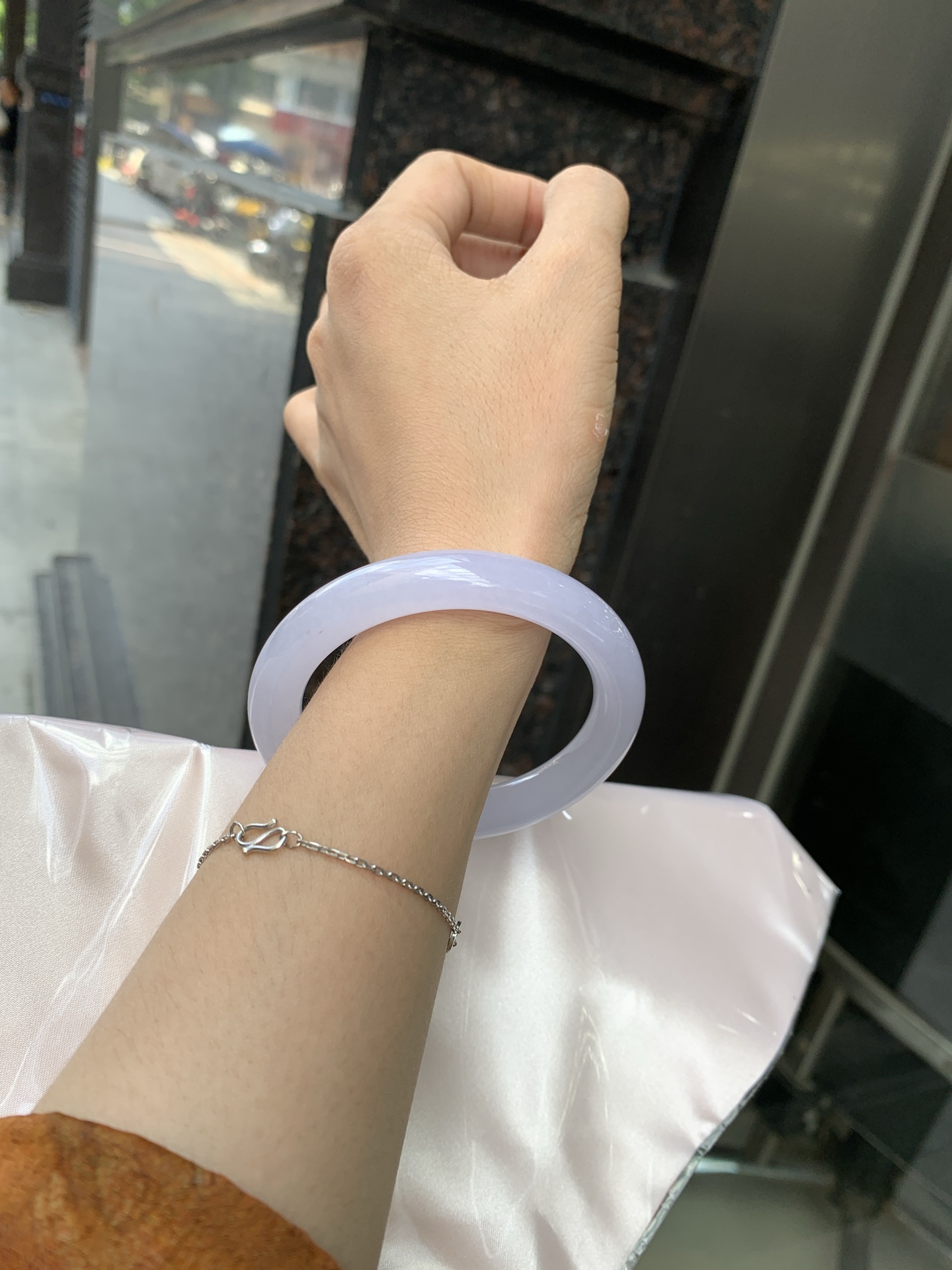 冰粉紫圆条 0621-66-02756 底妆冰润，淡淡粉紫，清透飘渺如雾般连绵，水光流转的美貌紫镯绝妙冰透，醉卧水云间，氤氲诗意的美跃然于手腕之间