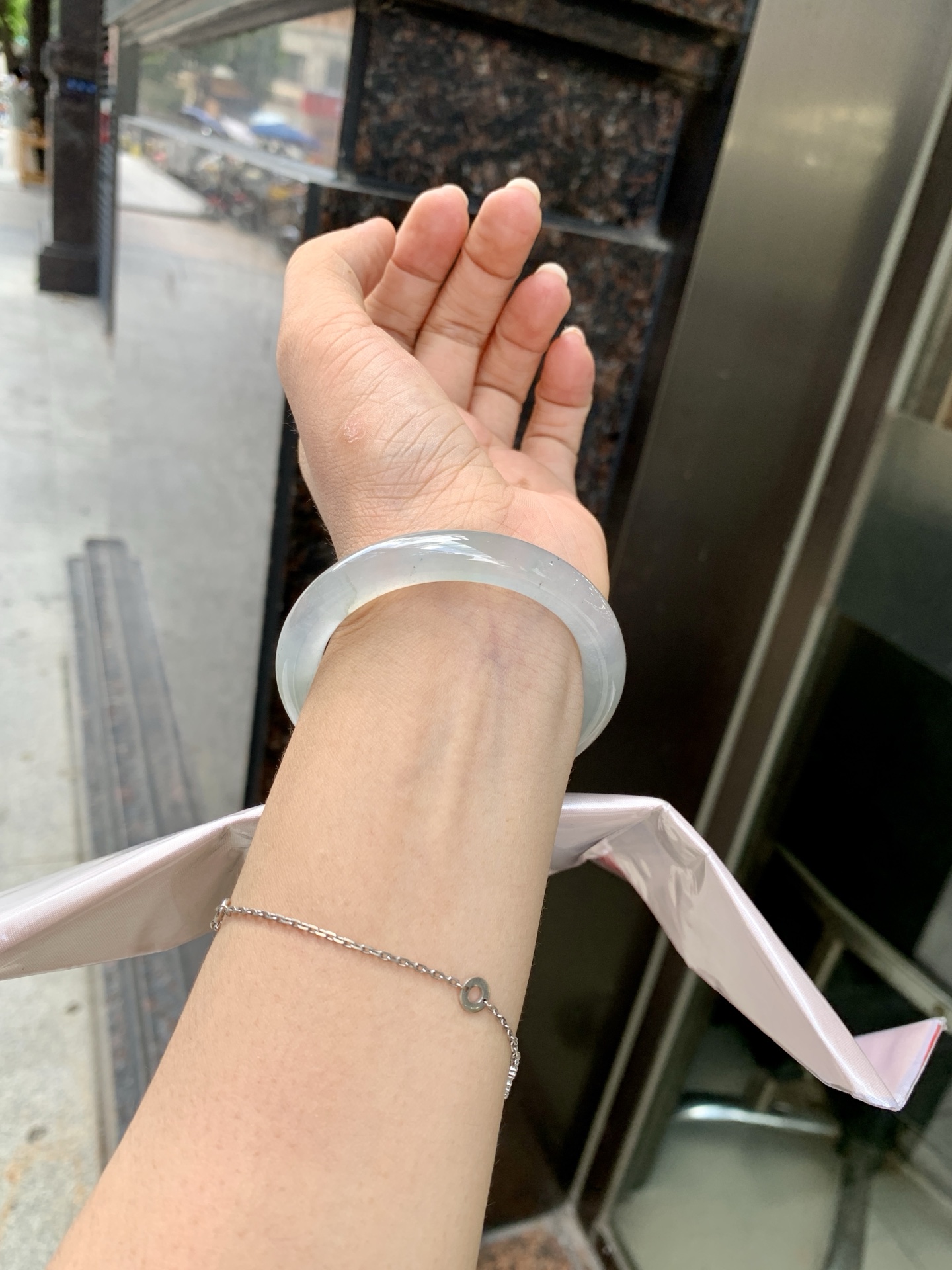 冰晴美人条 50.6-8.1-8.8 0621-65-14041 打灯细纹，底妆冰润细腻，清爽耐看的冰晴底色均匀，夏季美好的冰凉感，时而晴时而蓝，随光线变化如梦如幻。