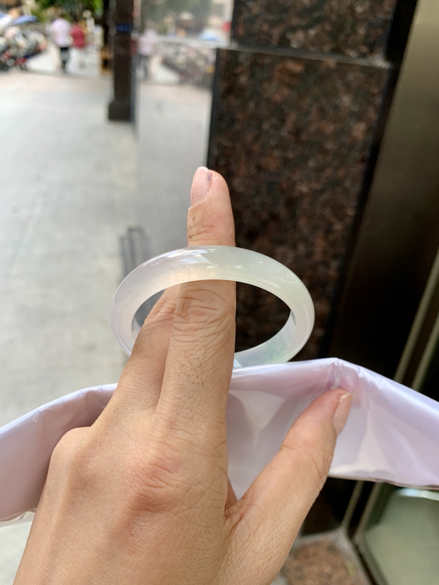 冰飘绿贵妃 50-44.5-6.2-9.6 0621-65-13947 打灯棉线，底妆冰润，几抹绿花点缀，简约却充满灵气，清新如芽，宛若自然的画卷凝结于腕间，静中带动，韵味悠长。