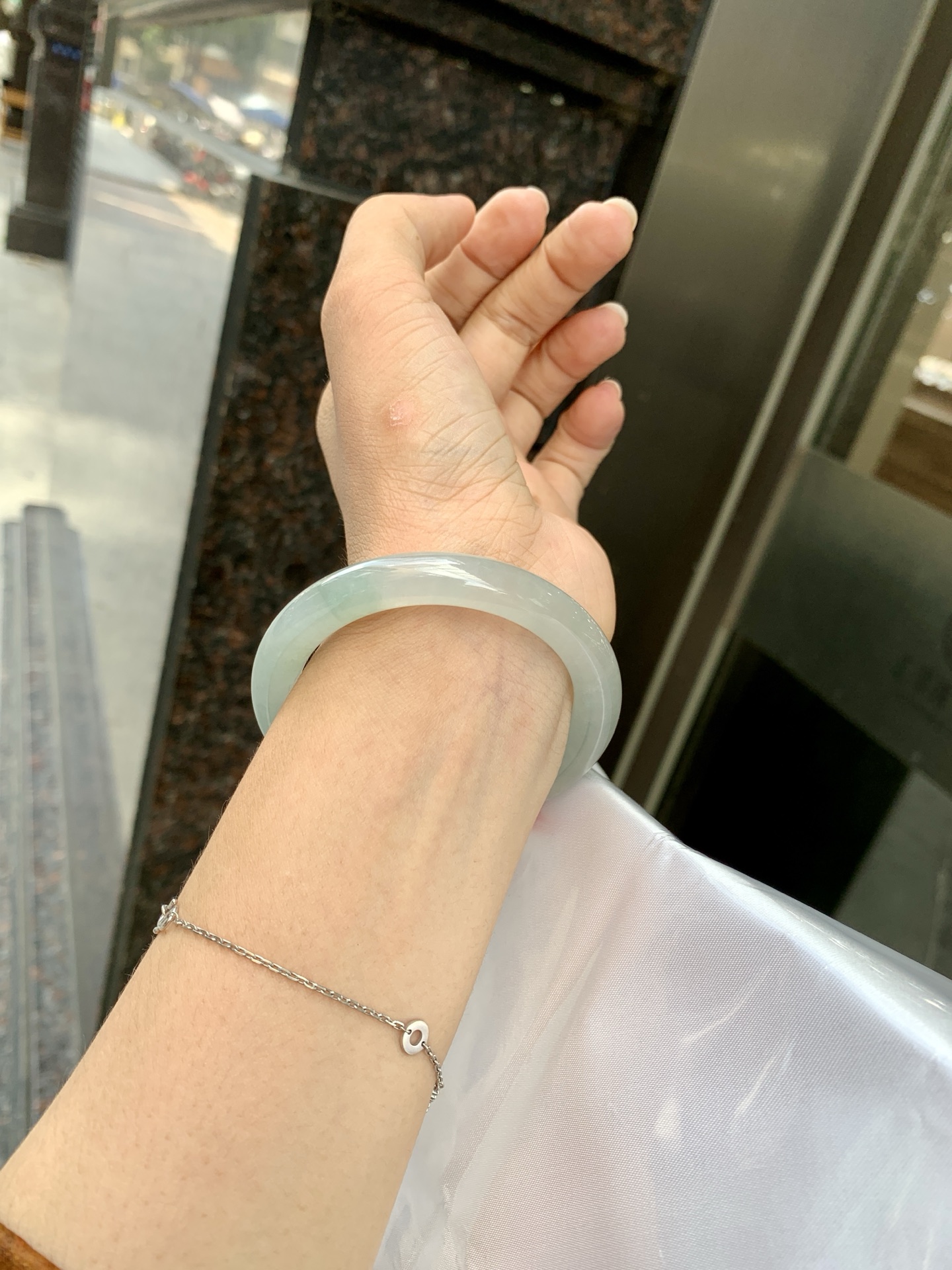 淡晴美人条 51.2-8.3-8.8 0621-65-14131 打灯长纹，底妆胶润，清爽耐看的均匀晴底，夏季美好的冰凉感，时而晴而晴蓝，随光线变化如梦如幻。