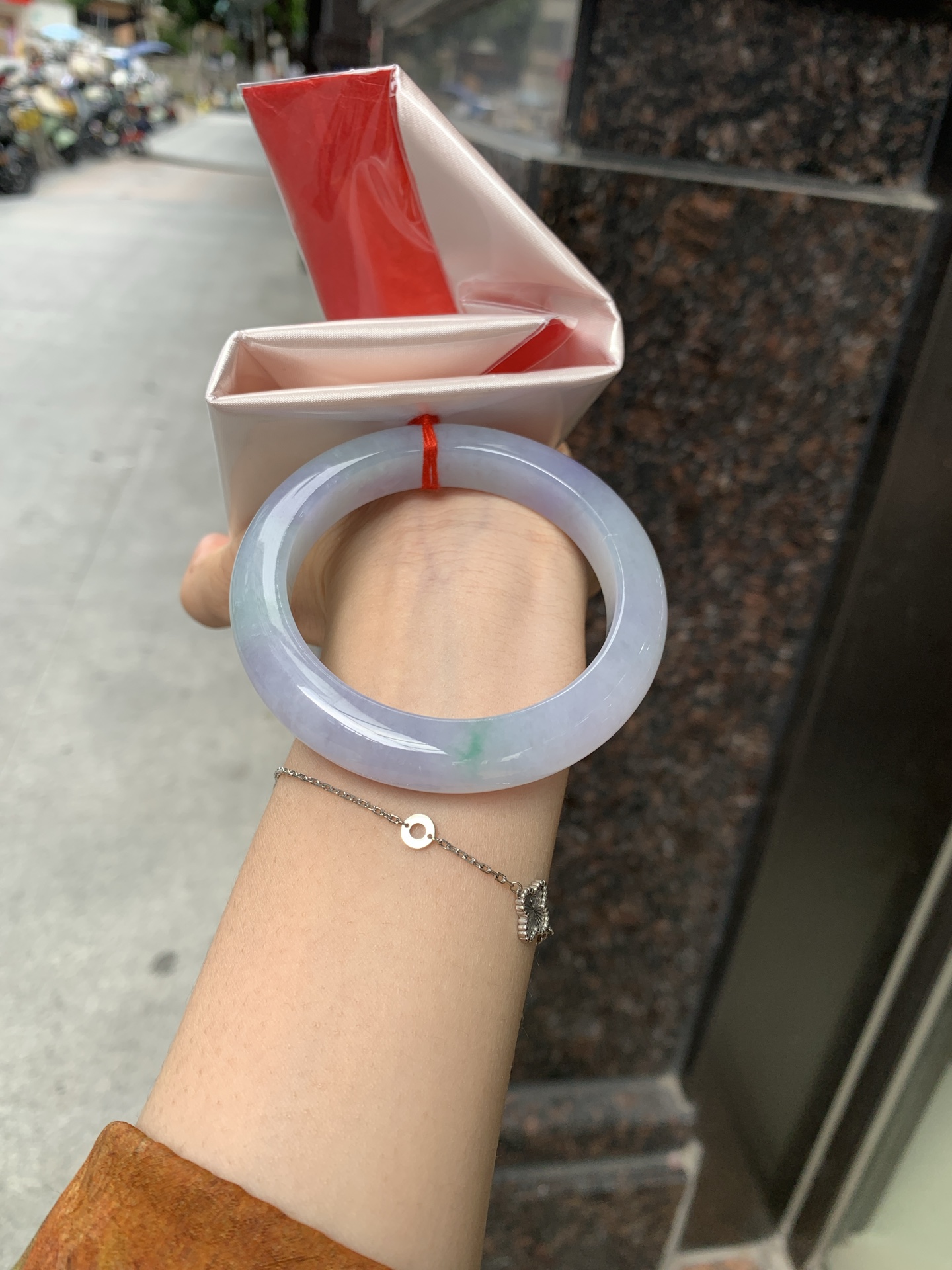 春彩正圈 56-9.3-11.3 0621-N930-3 打灯棉线，底妆水润，绿花色碰上梦幻般的春，像是融化了的春天，所有的美好交织在一起，让人心生宁静而淡淡的欢喜