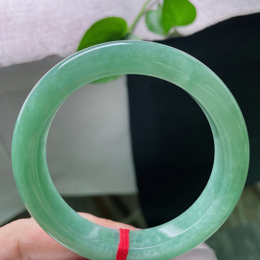 57.9/12.2/9.4。绿底正圈，水头好，色泽分布均匀，翠色入眼，岁岁平安常伴。皮纹，ss55046a