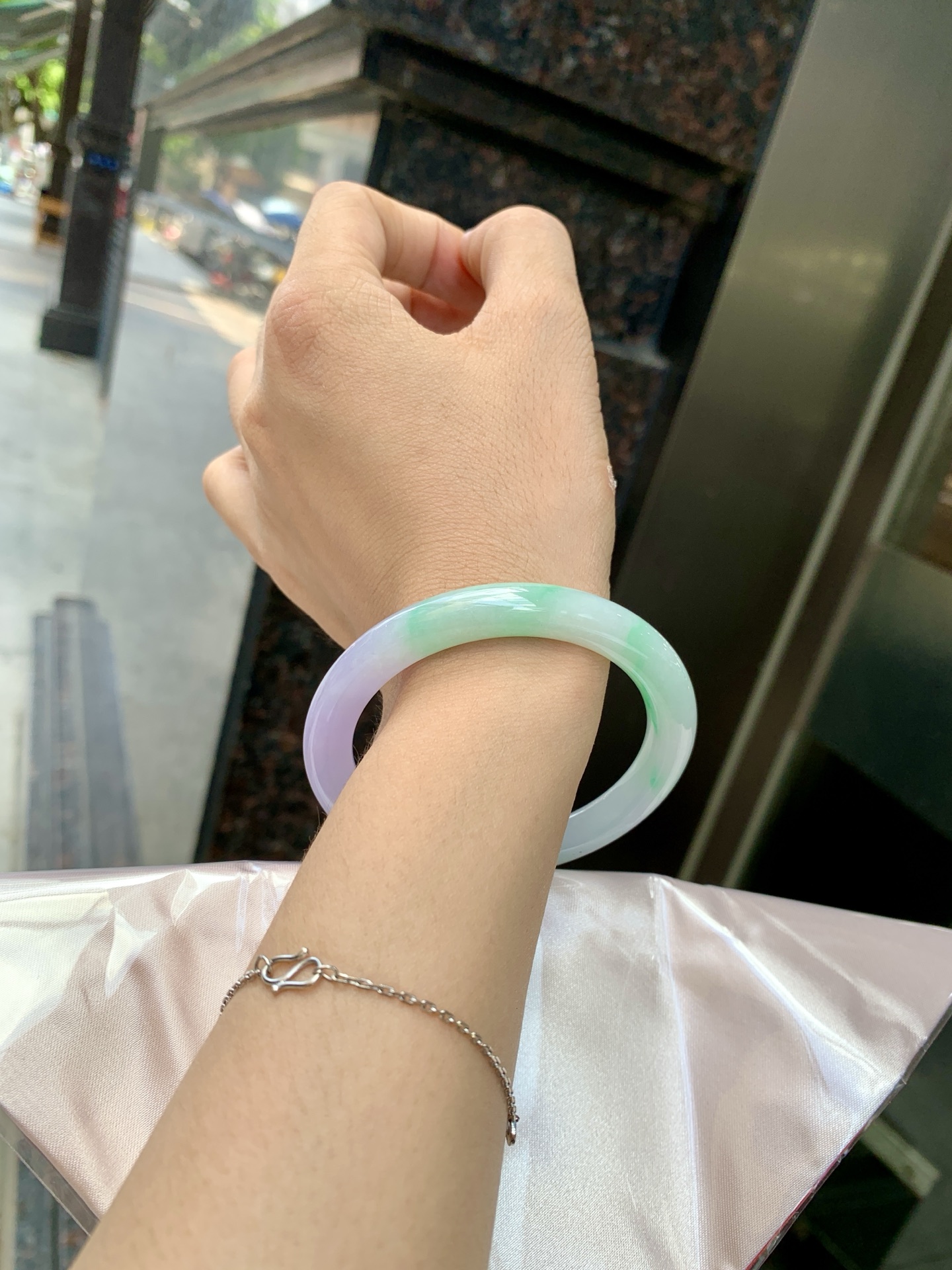阳绿春彩美人条 54-8.4-7.7 0621-65-13763 打灯细纹，烟雨入春俏，彩祥出云端，阳绿碰上梦幻的春，半山半水特色春彩，像是融化了春天，所有美好交织在一起，上手贵气显眼。