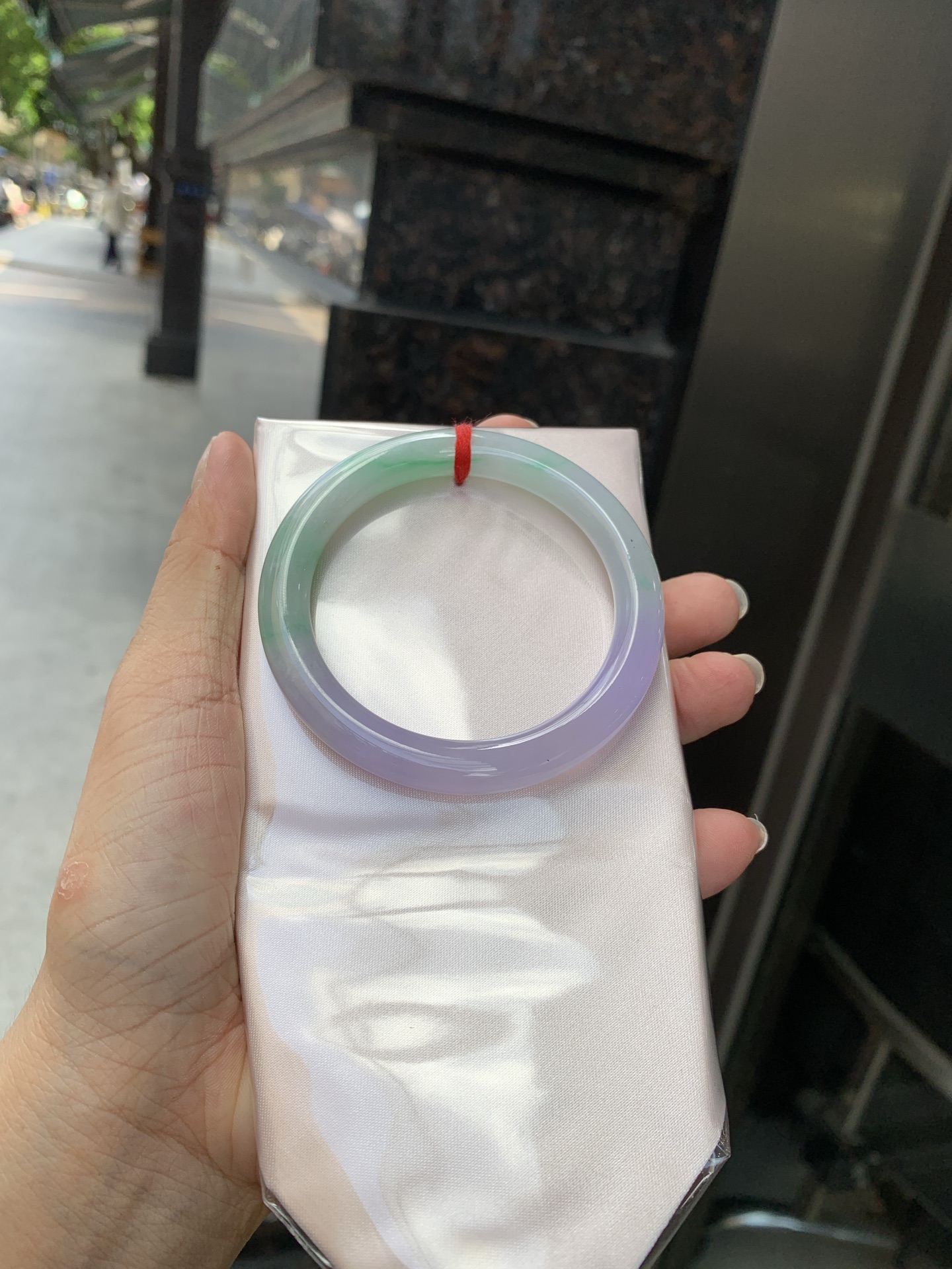 阳绿春彩美人条 54-8.4-7.7 0621-65-13763 打灯细纹，烟雨入春俏，彩祥出云端，阳绿碰上梦幻的春，半山半水特色春彩，像是融化了春天，所有美好交织在一起，上手贵气显眼。