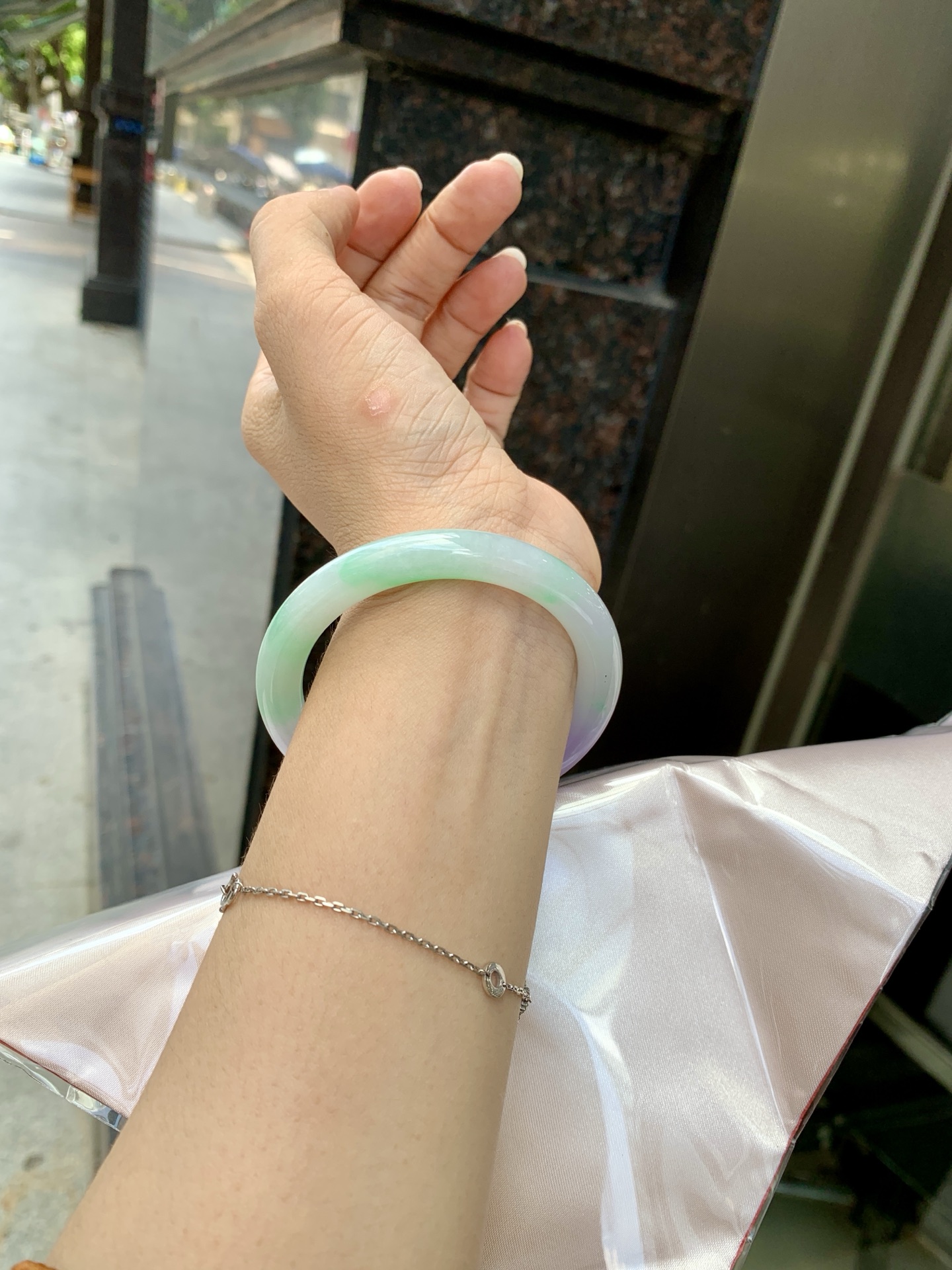 阳绿春彩美人条 54-8.4-7.7 0621-65-13763 打灯细纹，烟雨入春俏，彩祥出云端，阳绿碰上梦幻的春，半山半水特色春彩，像是融化了春天，所有美好交织在一起，上手贵气显眼。