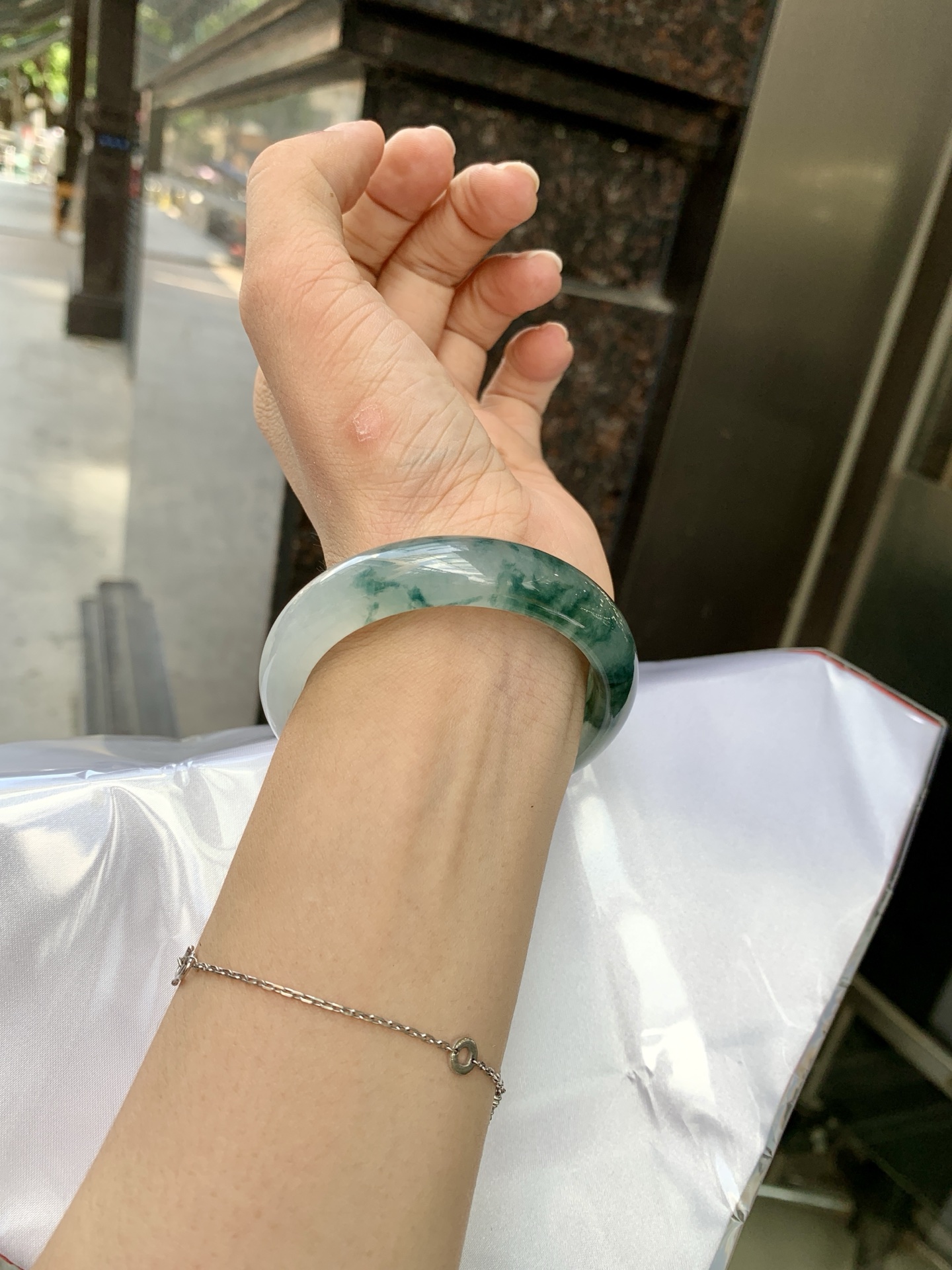 冰飘花正圈 51.5-7.5-12.3 0621-65-13631 打灯断纹，底妆水润细腻，冰底中开出了朵朵兰花，飘花灵动飘逸，勾勒出一幅唯美诗意的山水意境画，古典优雅又秀气