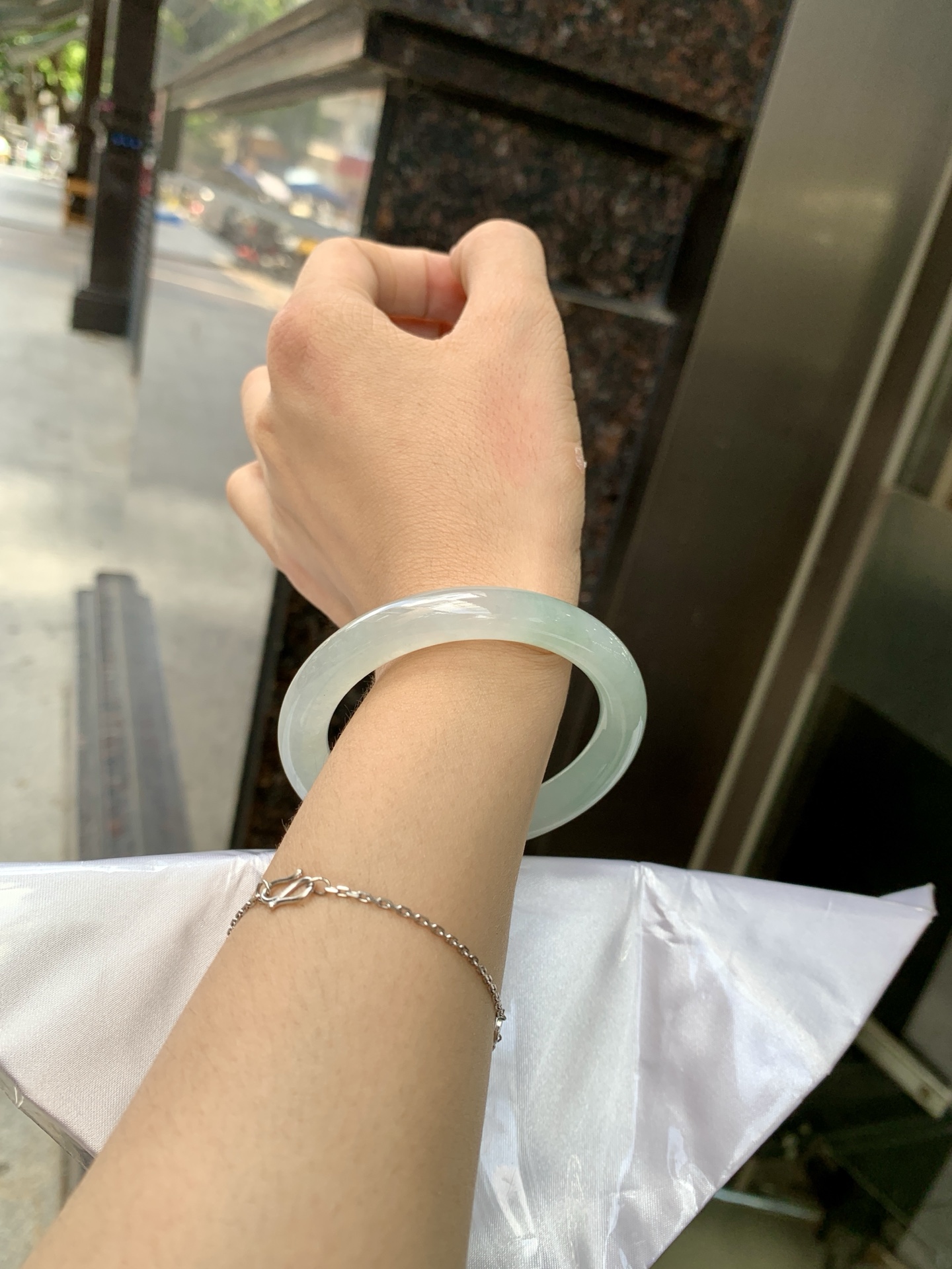 淡晴美人条 51.2-8.3-8.8 0621-65-14131 打灯长纹，底妆胶润，清爽耐看的均匀晴底，夏季美好的冰凉感，时而晴而晴蓝，随光线变化如梦如幻。