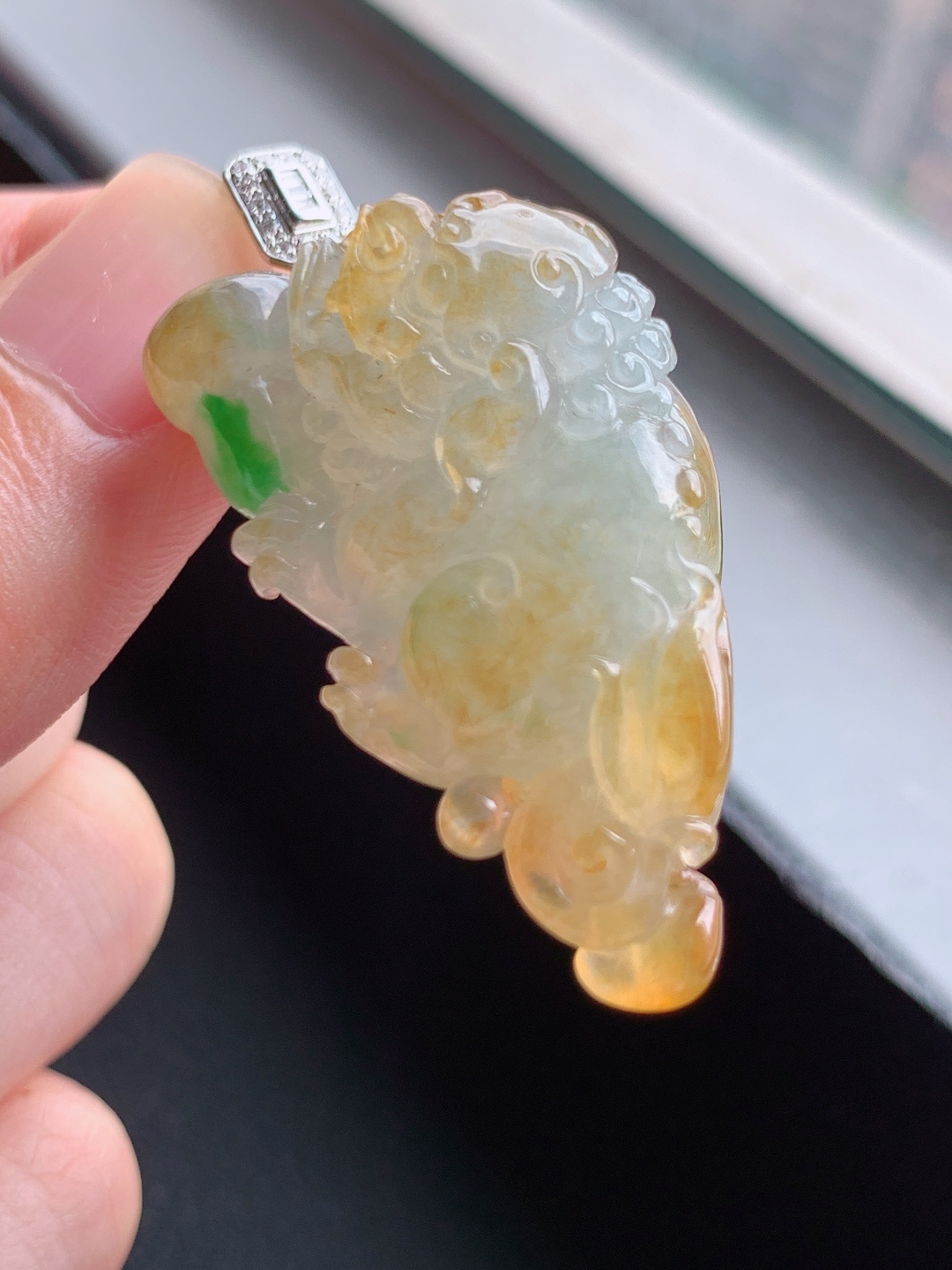 黄加绿貔貅吊坠，三彩俏色层次丰富，雕工立体招财纳福 自然光拍摄 680617