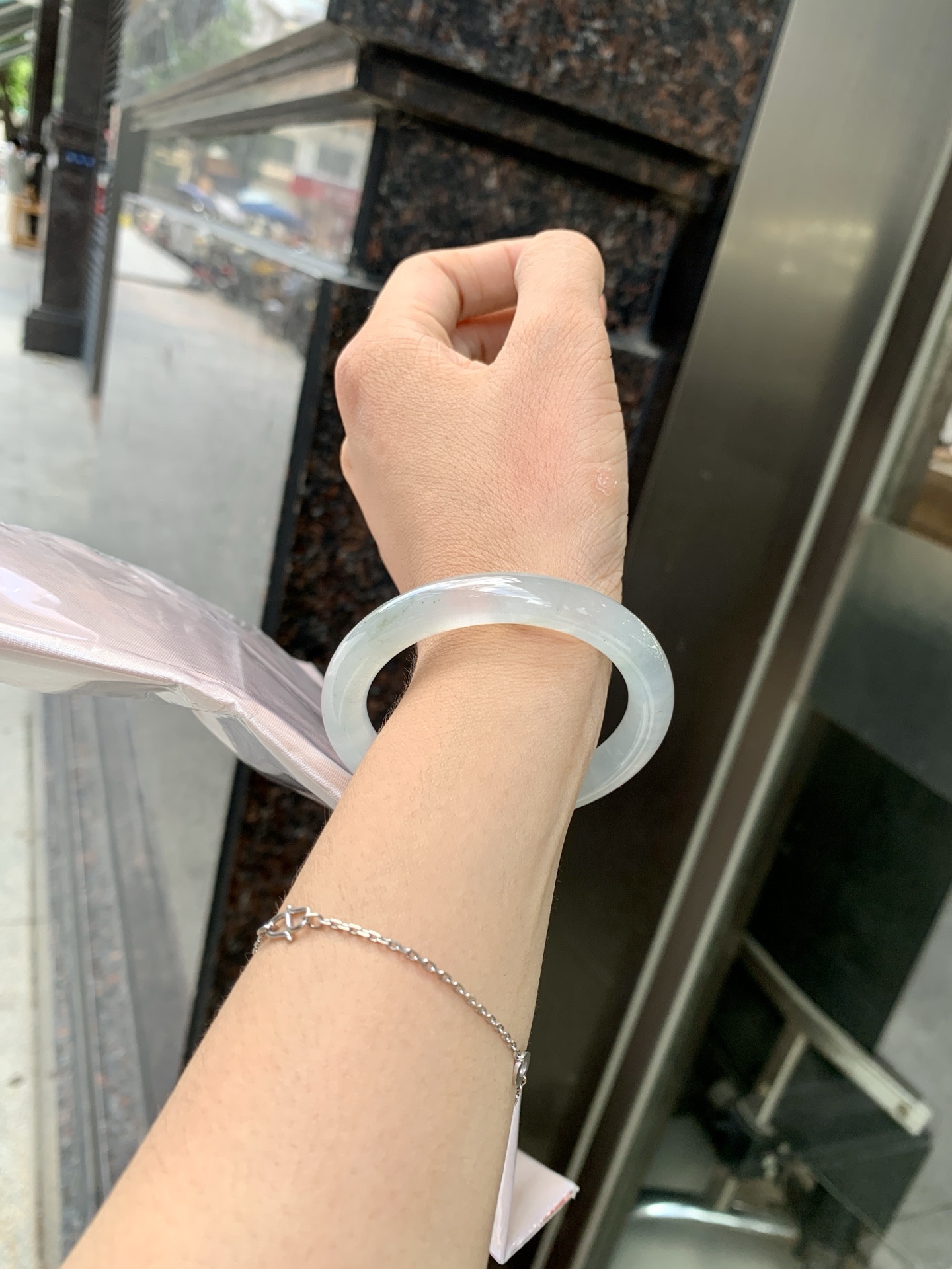冰晴美人条 50.6-8.1-8.8 0621-65-14041 打灯细纹，底妆冰润细腻，清爽耐看的冰晴底色均匀，夏季美好的冰凉感，时而晴时而蓝，随光线变化如梦如幻。