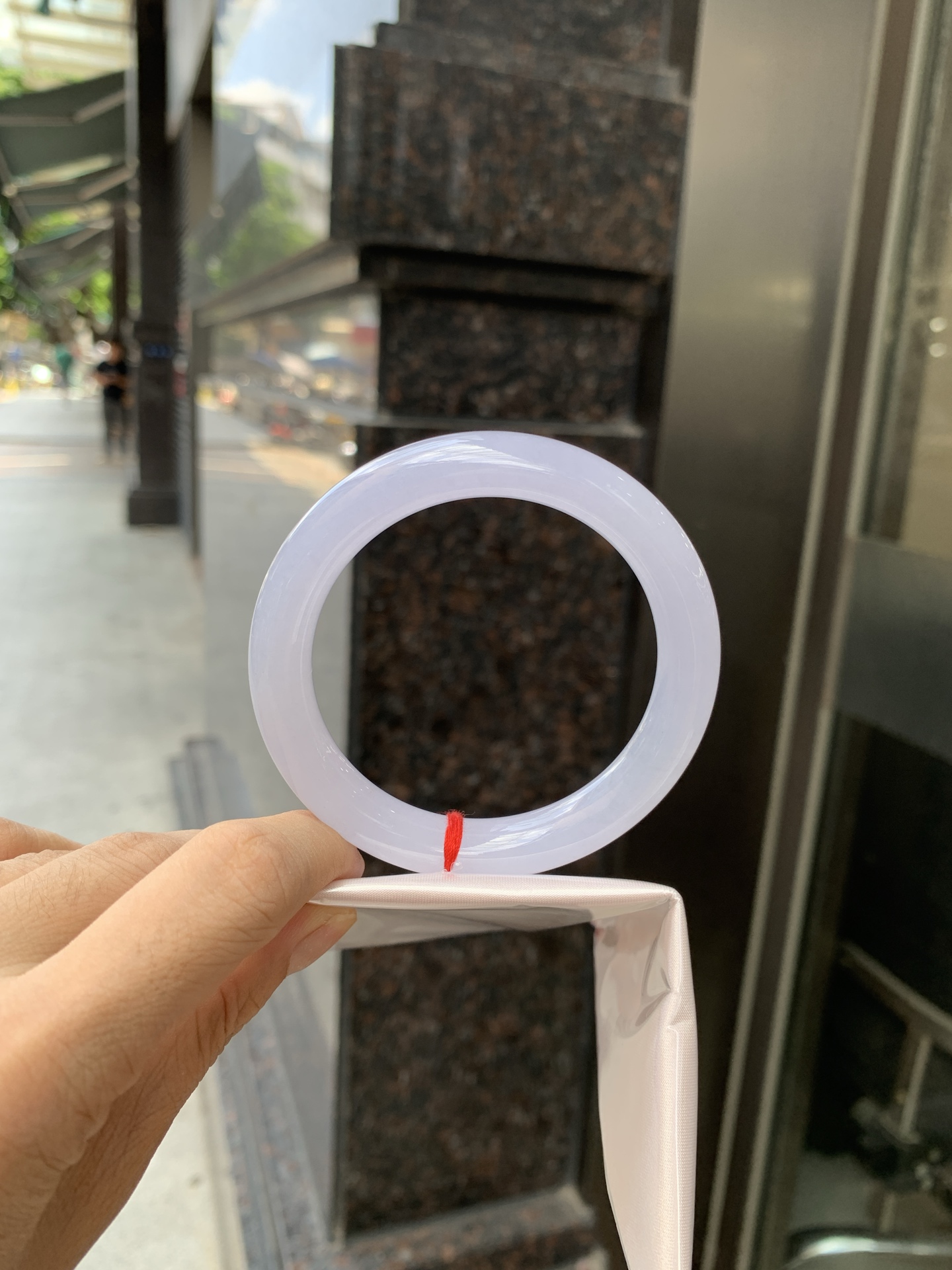 冰粉紫圆条 0621-66-02756 底妆冰润，淡淡粉紫，清透飘渺如雾般连绵，水光流转的美貌紫镯绝妙冰透，醉卧水云间，氤氲诗意的美跃然于手腕之间