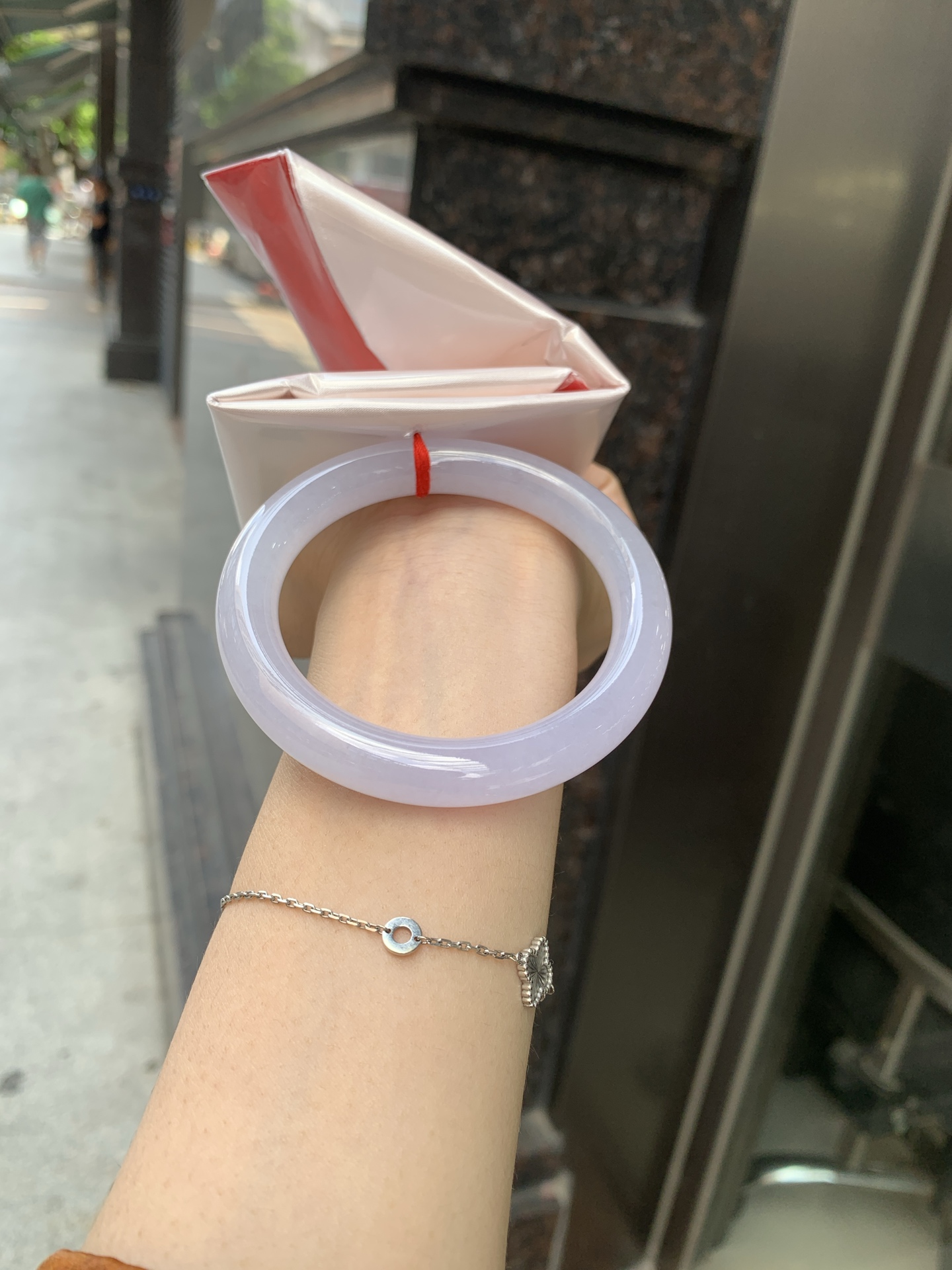 冰粉紫圆条 0621-66-02756 底妆冰润，淡淡粉紫，清透飘渺如雾般连绵，水光流转的美貌紫镯绝妙冰透，醉卧水云间，氤氲诗意的美跃然于手腕之间