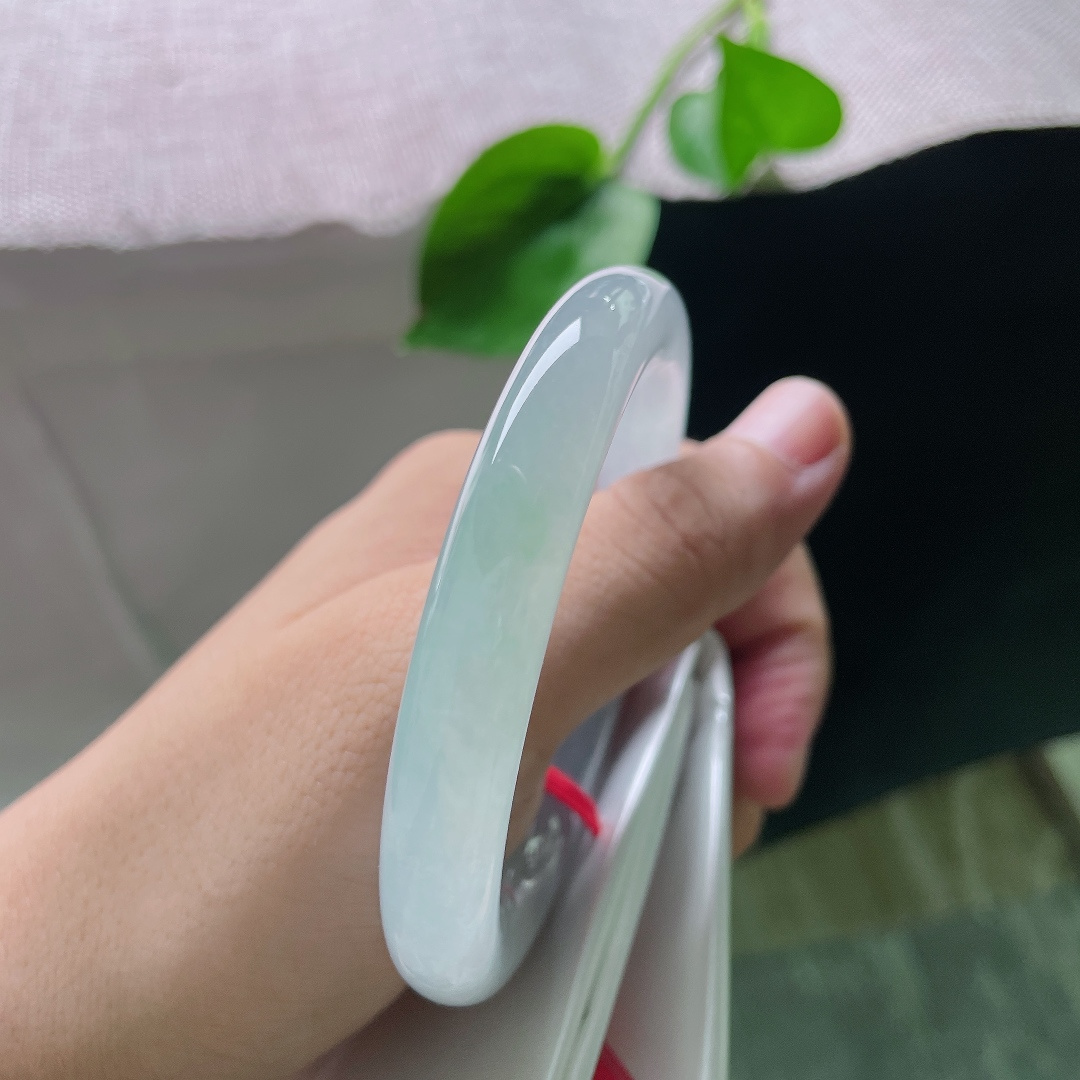 56.7/10.1，冰晴圆条，种老，冰清玉洁，自带柔光，衬得人温婉有气质。无裂，ss49487a