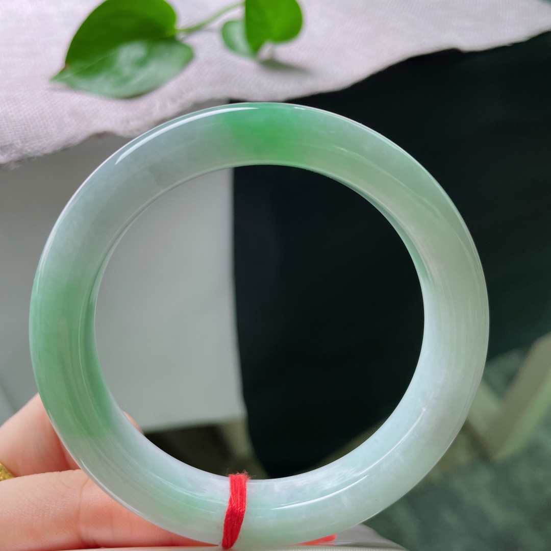 58/12/9，飘绿正圈，水润，肉质细腻干净，种老，吹面不寒杨柳风，有纹，ss54920a