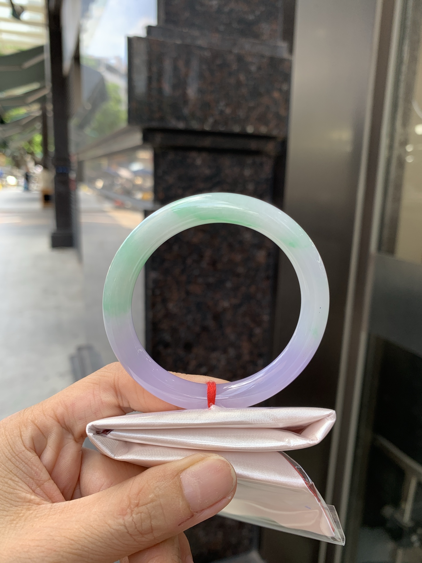 阳绿春彩美人条 54-8.4-7.7 0621-65-13763 打灯细纹，烟雨入春俏，彩祥出云端，阳绿碰上梦幻的春，半山半水特色春彩，像是融化了春天，所有美好交织在一起，上手贵气显眼。