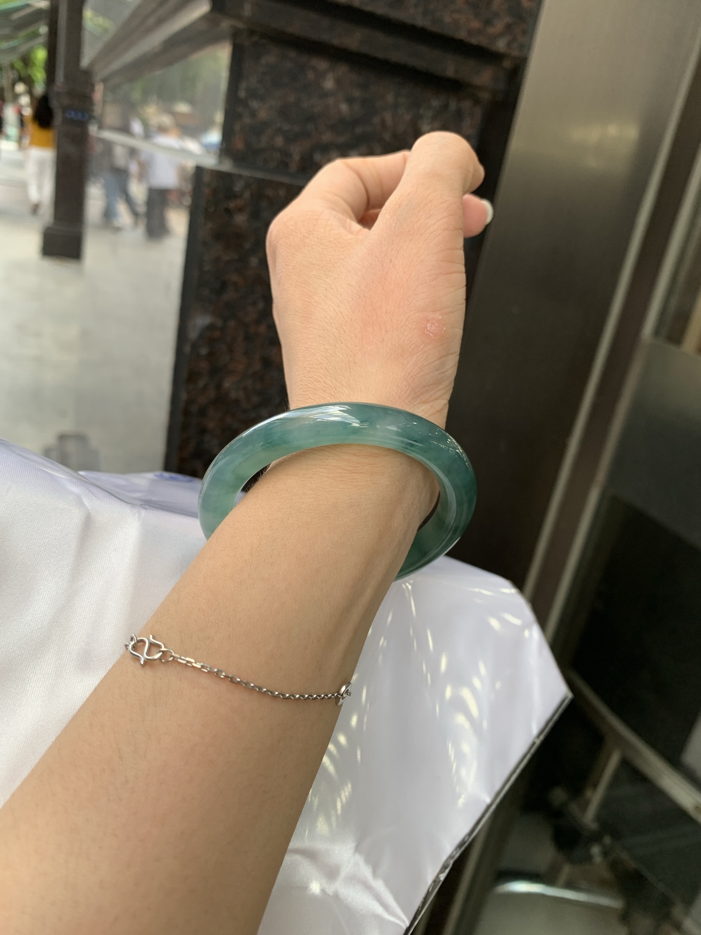 墨兰冰飘花圆条 50.6-8.5-8.8 0621-65-14263 打灯细纹，底妆胶润细腻，冰底中开出了朵朵蓝花，飘花灵动飘逸，勾勒出一幅唯美诗意的山水意境画，古典优雅又秀气