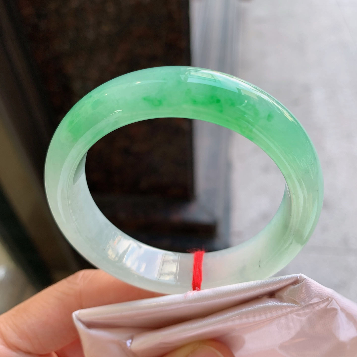 正圈冰飘绿 微杂质 尺寸：52.2/13.6/8.3 种色俱佳