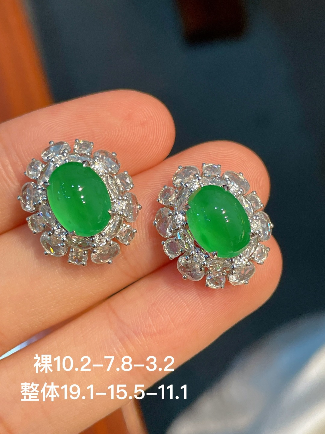 ️阳绿蛋面耳钉 无裂 18k金镶嵌，19.1-15.5-11.1